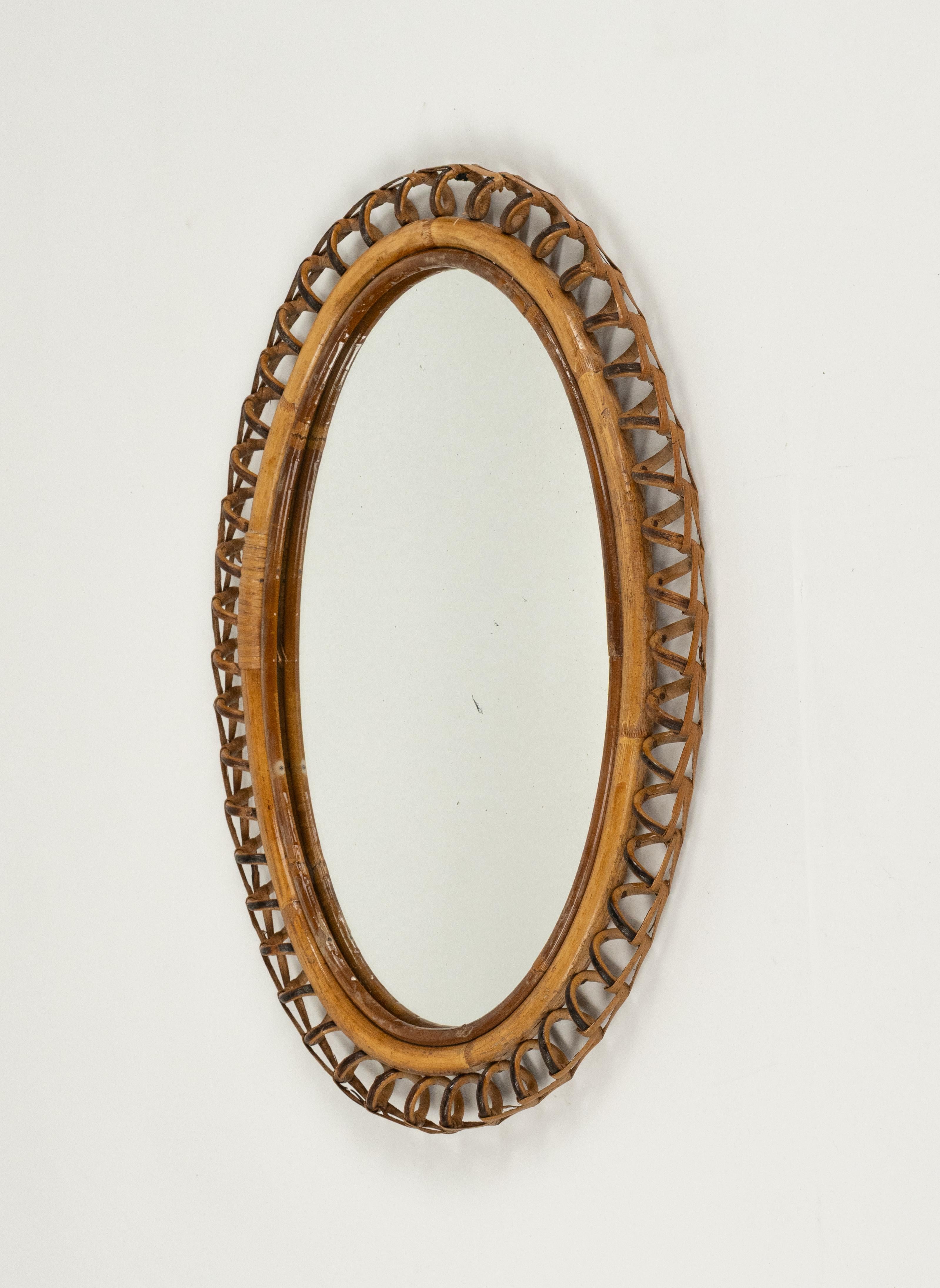 Midcentury beautiful oval wall mirror in bamboo and rattan in the style of Italian design Franco Albini.   

Made in Italy in the 1960s.  

A highly decorative mirror.