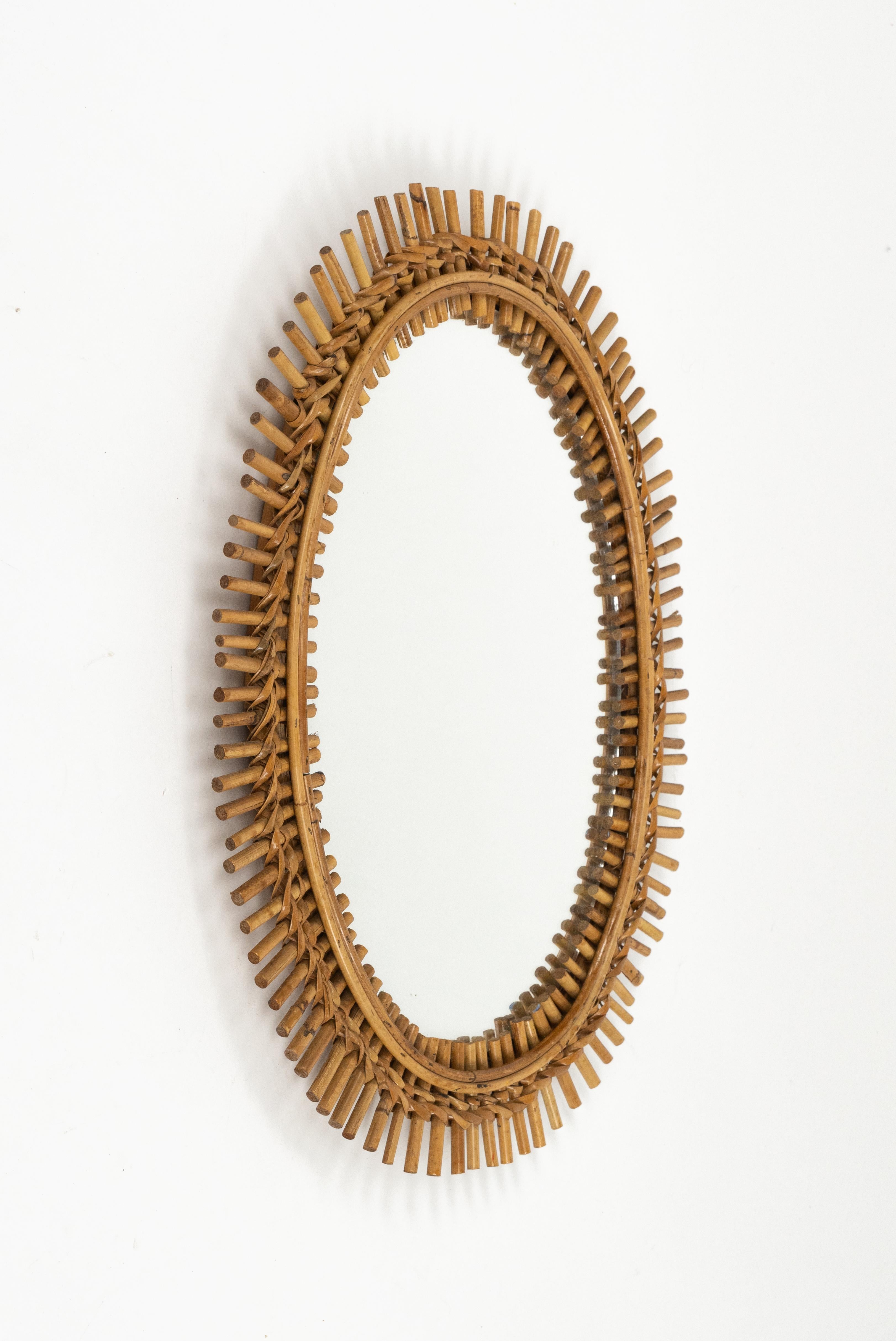 Mid-Century moderno Specchio da parete ovale in rattan e bambù del Medioevo Stile Franco Albini, Italia 1960 in vendita