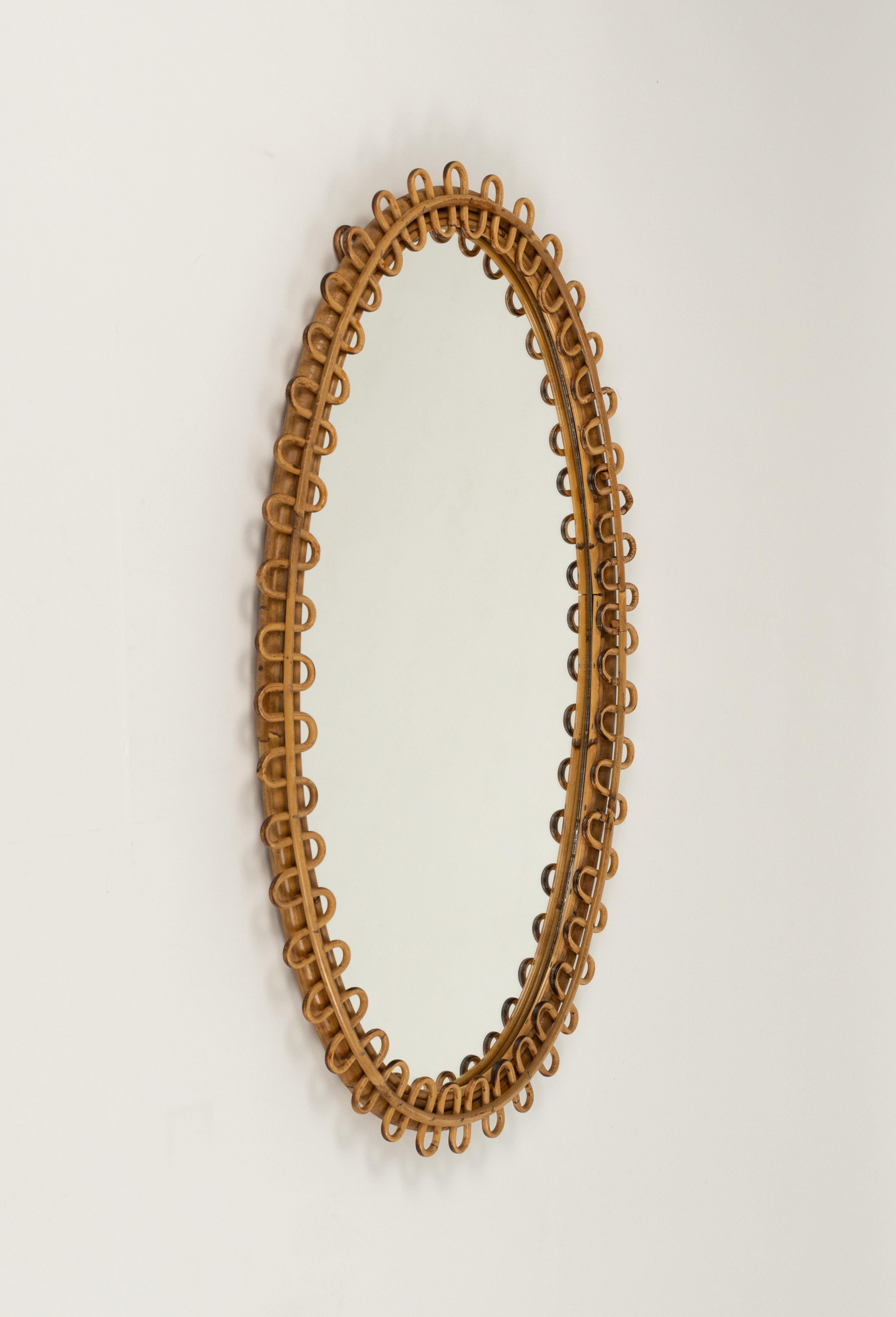 Mid-Century Modern Miroir mural ovale du milieu du siècle dernier en rotin et bambou de style Franco Albini, Italie, années 1960 en vente