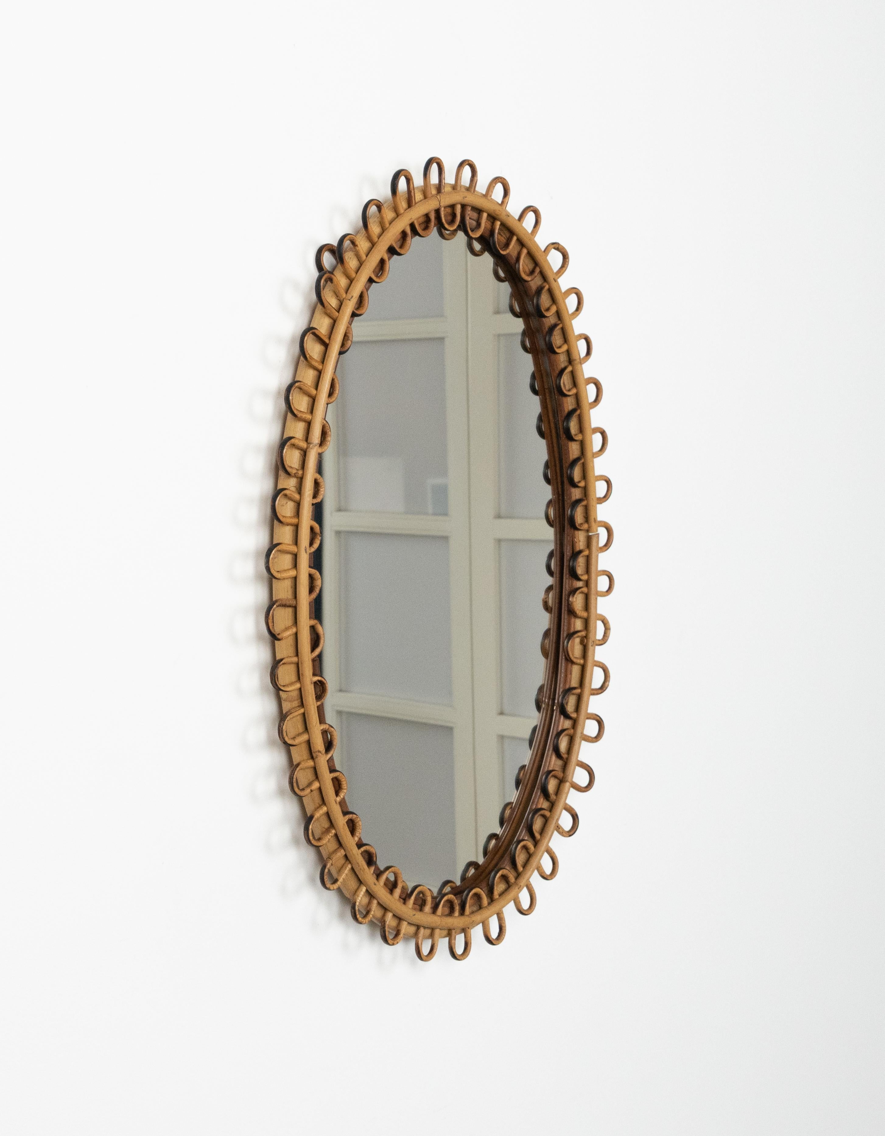 Mid-Century Modern Miroir mural ovale du milieu du siècle dernier en rotin et bambou de style Franco Albini, Italie, années 1960 en vente