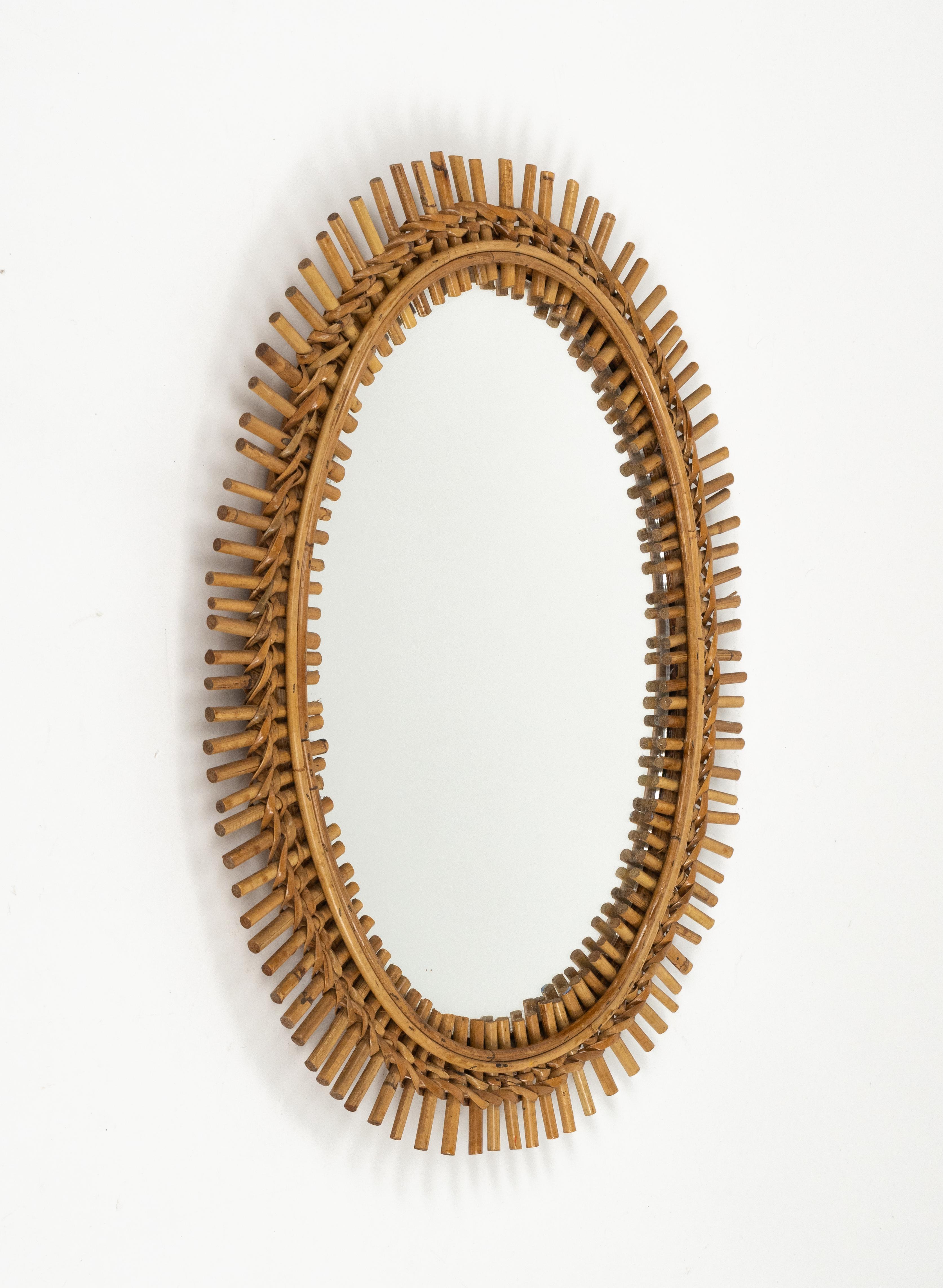 Italiano Specchio da parete ovale in rattan e bambù del Medioevo Stile Franco Albini, Italia 1960 in vendita