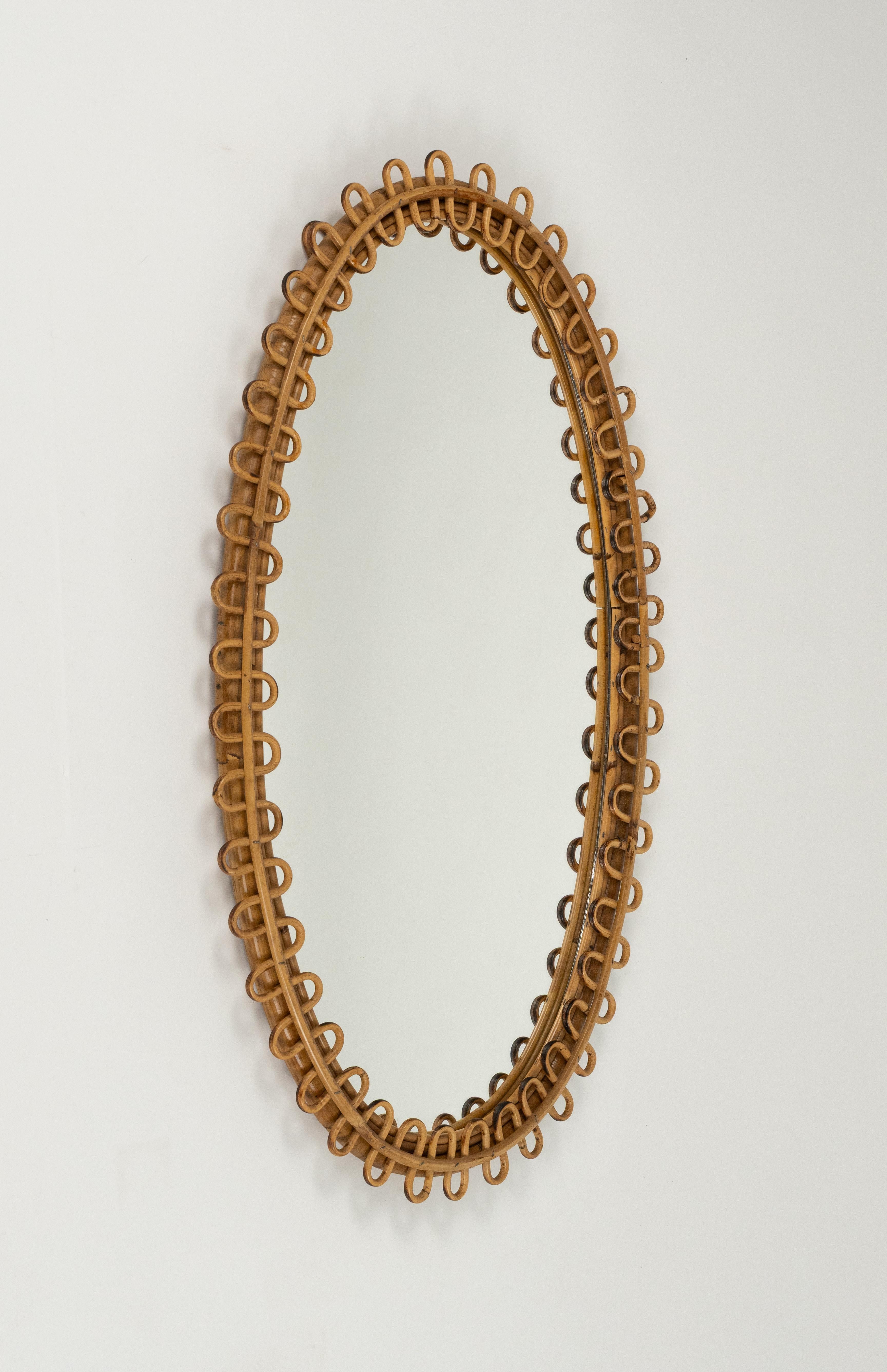 italien Miroir mural ovale du milieu du siècle dernier en rotin et bambou de style Franco Albini, Italie, années 1960 en vente