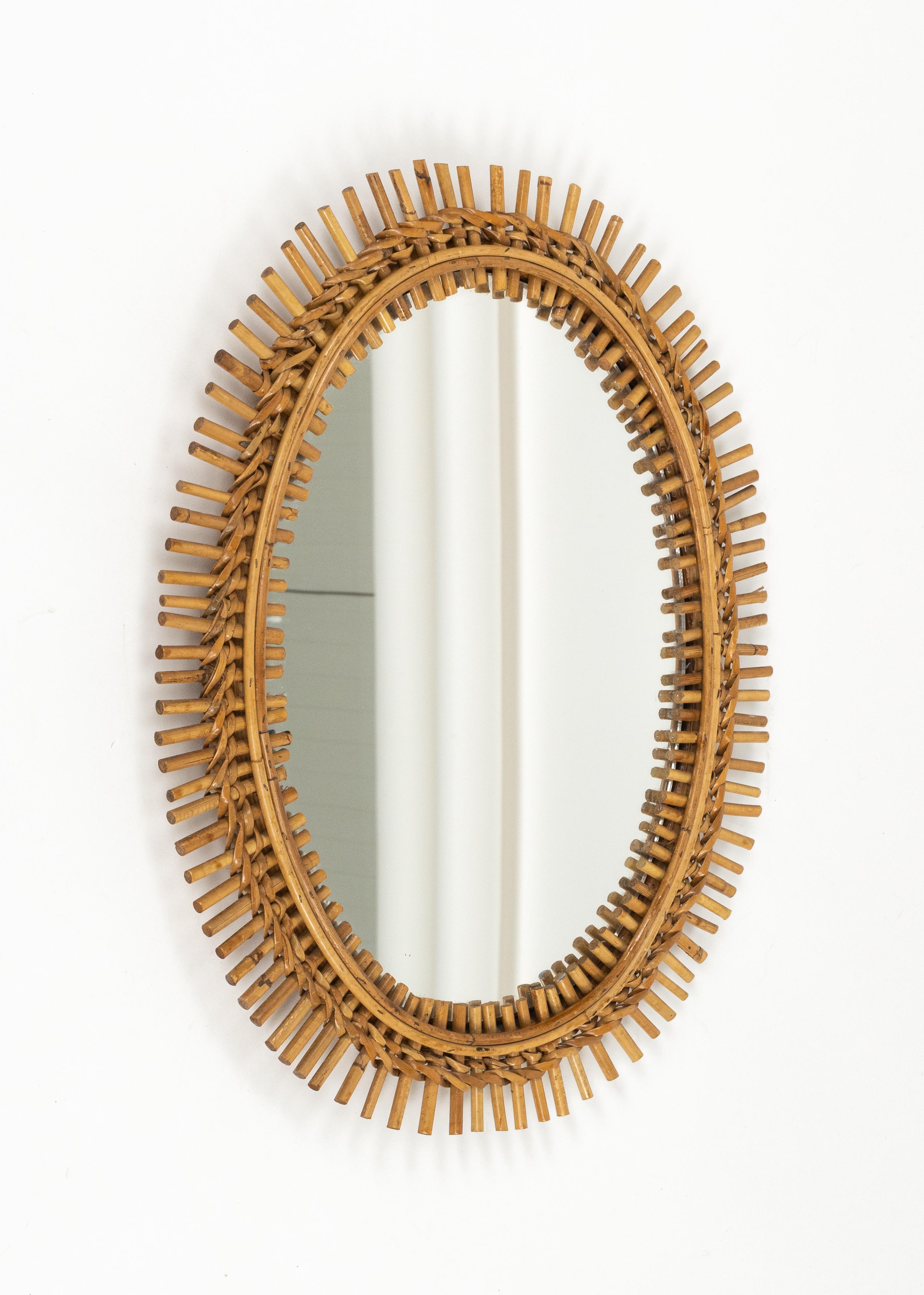 Fatto a mano Specchio da parete ovale in rattan e bambù del Medioevo Stile Franco Albini, Italia 1960 in vendita