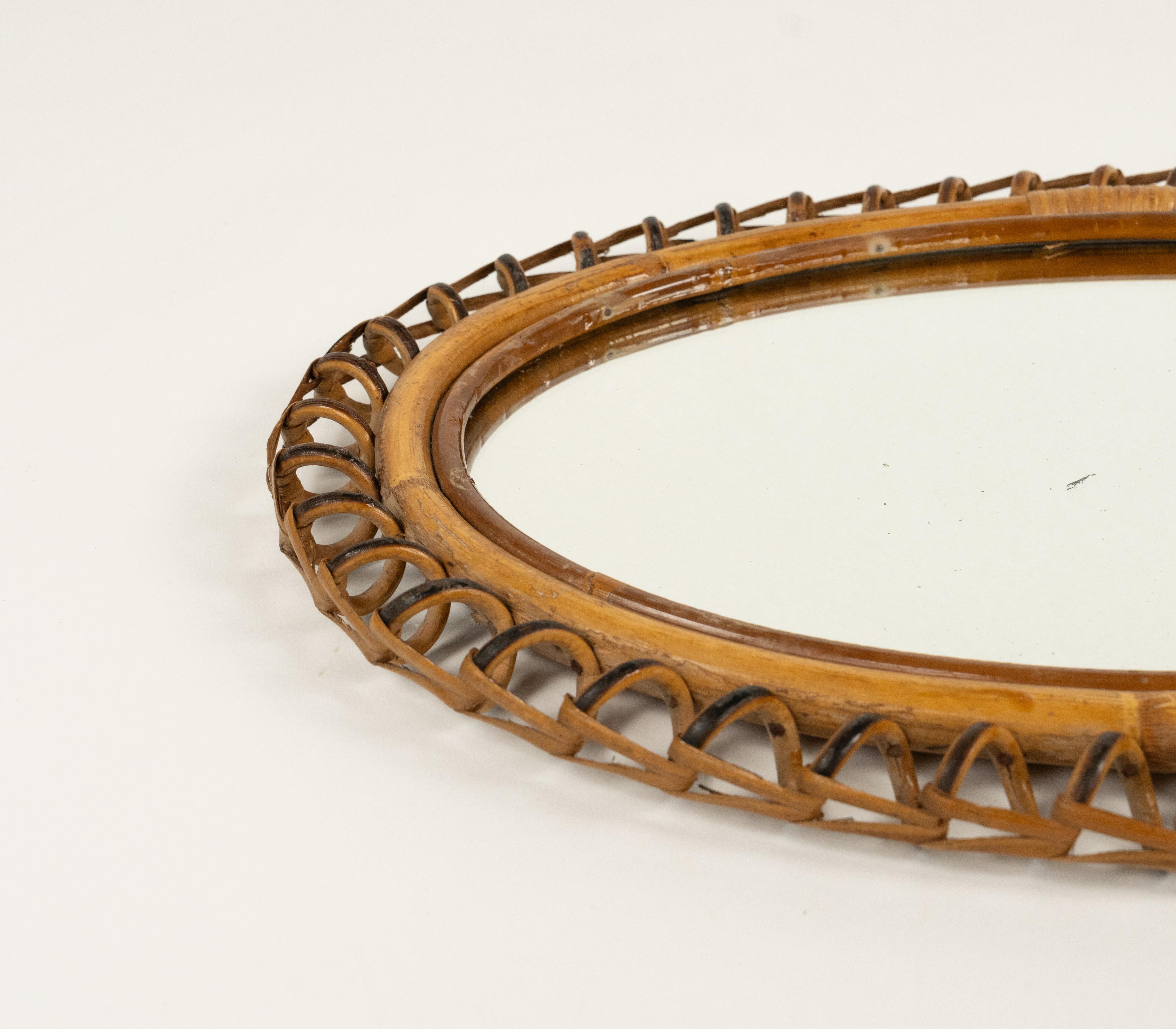 Fait main Midcentury Rattan and Bamboo Oval Wall Mirror Franco Albini Style, Italy 1960s en vente