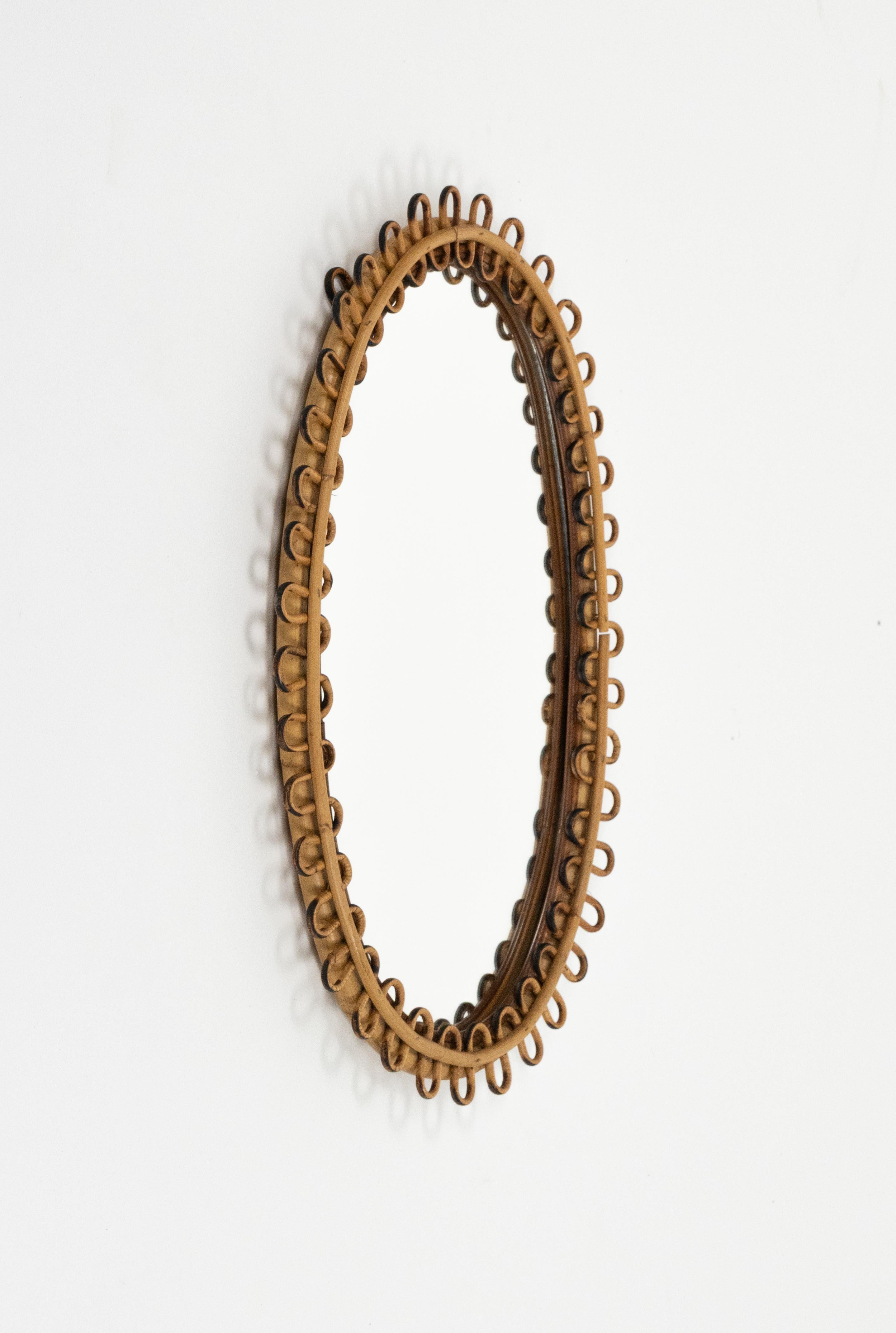 Fait main Miroir mural ovale du milieu du siècle dernier en rotin et bambou de style Franco Albini, Italie, années 1960 en vente
