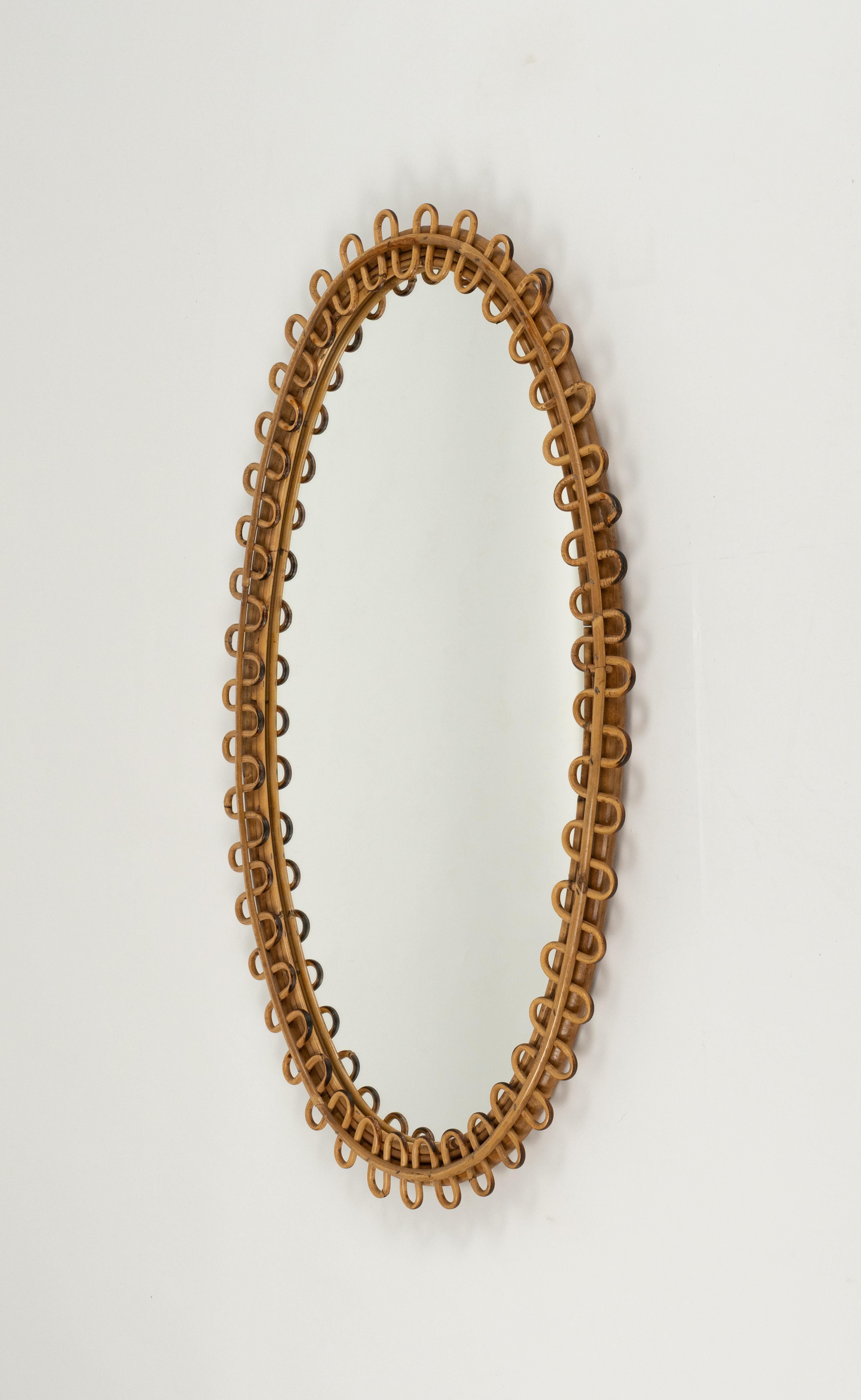 Milieu du XXe siècle Miroir mural ovale du milieu du siècle dernier en rotin et bambou de style Franco Albini, Italie, années 1960 en vente