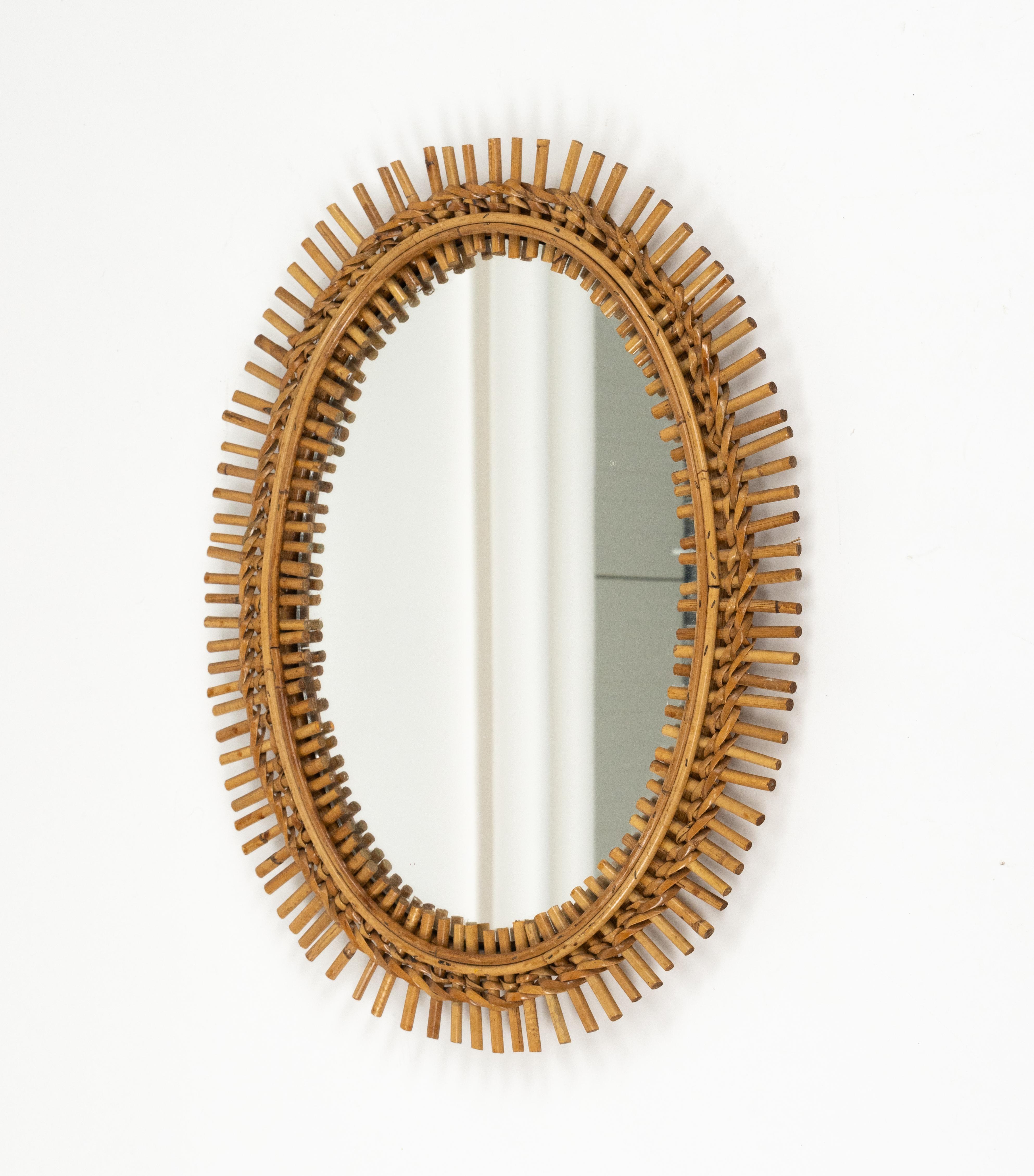 Metà XX secolo Specchio da parete ovale in rattan e bambù del Medioevo Stile Franco Albini, Italia 1960 in vendita