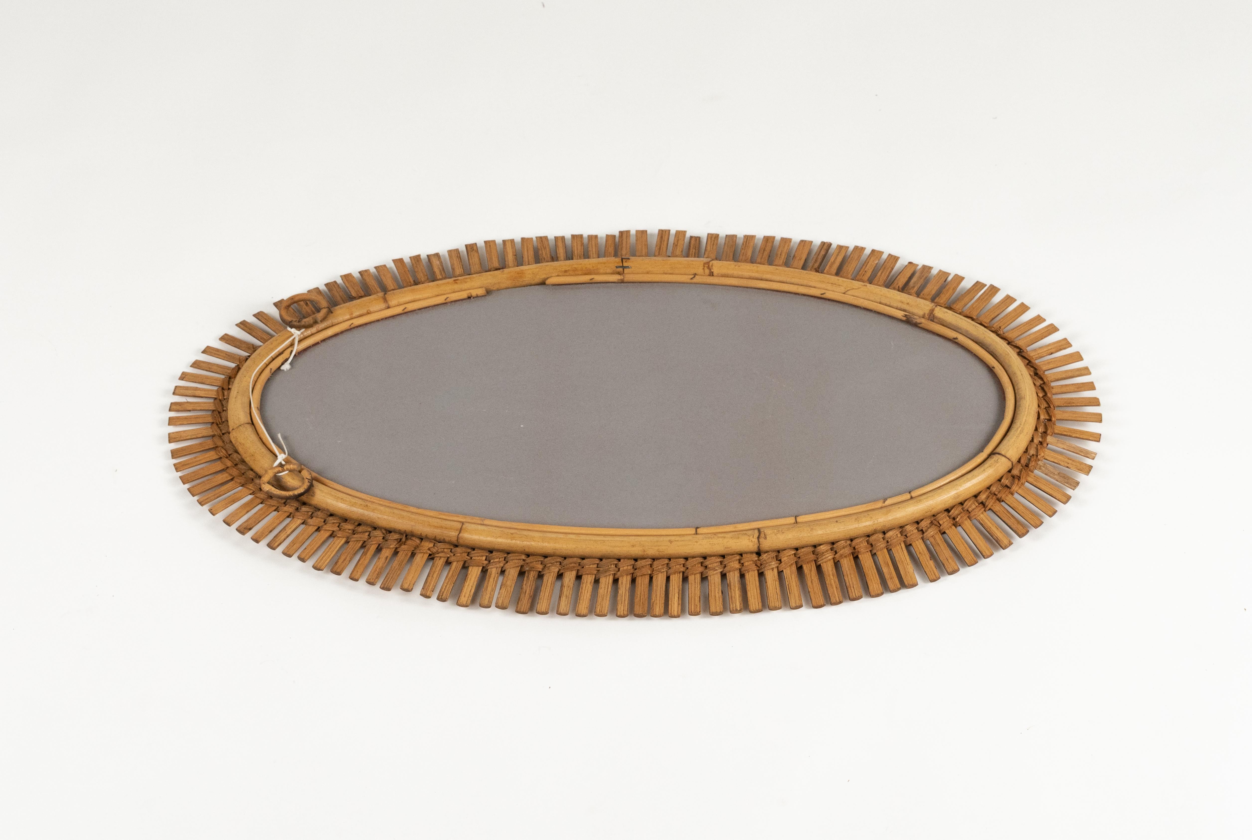 Milieu du XXe siècle Miroir mural ovale du milieu du siècle dernier en rotin et bambou de style Franco Albini, Italie, années 1960 en vente