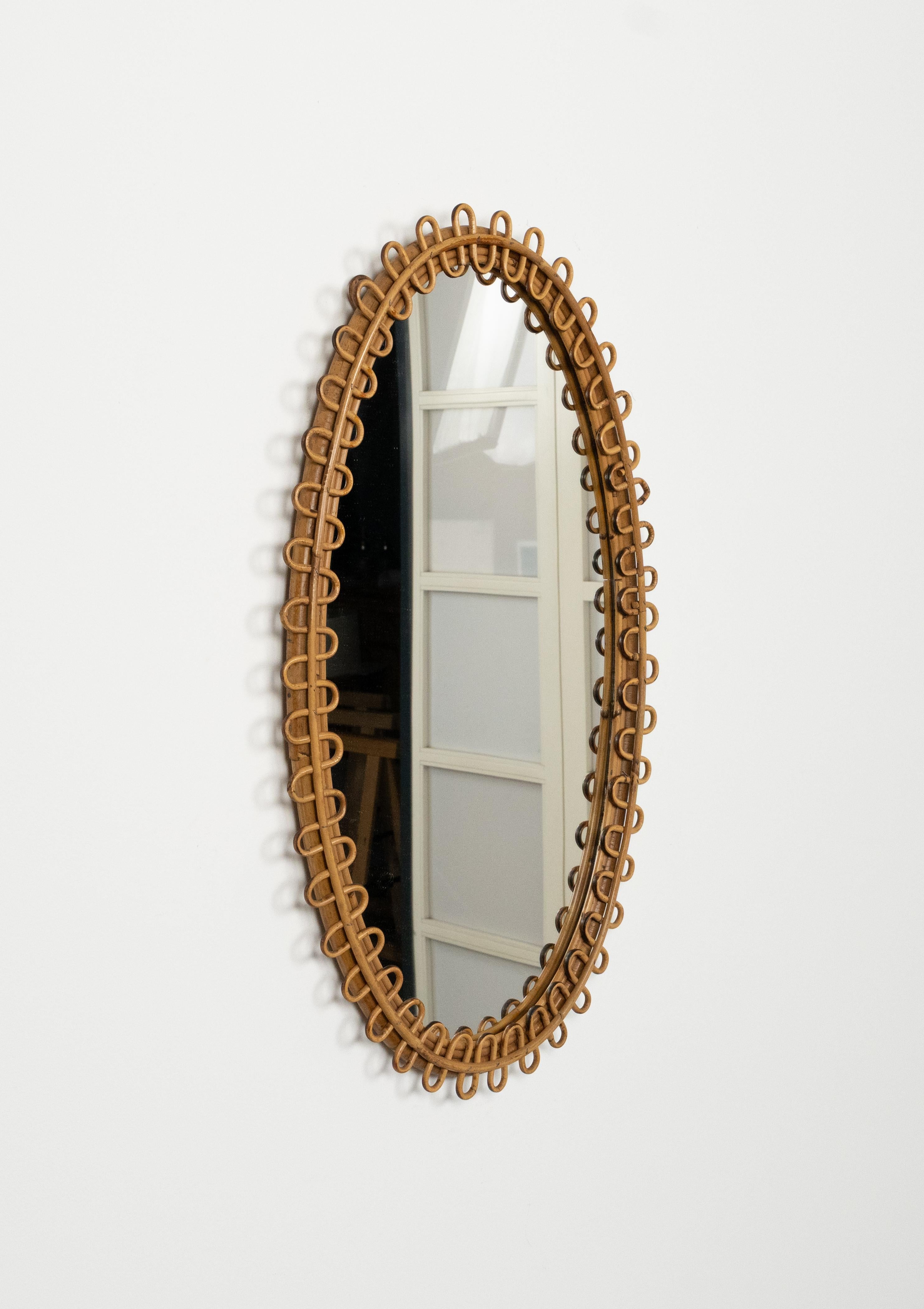 Bambou Miroir mural ovale du milieu du siècle dernier en rotin et bambou de style Franco Albini, Italie, années 1960 en vente