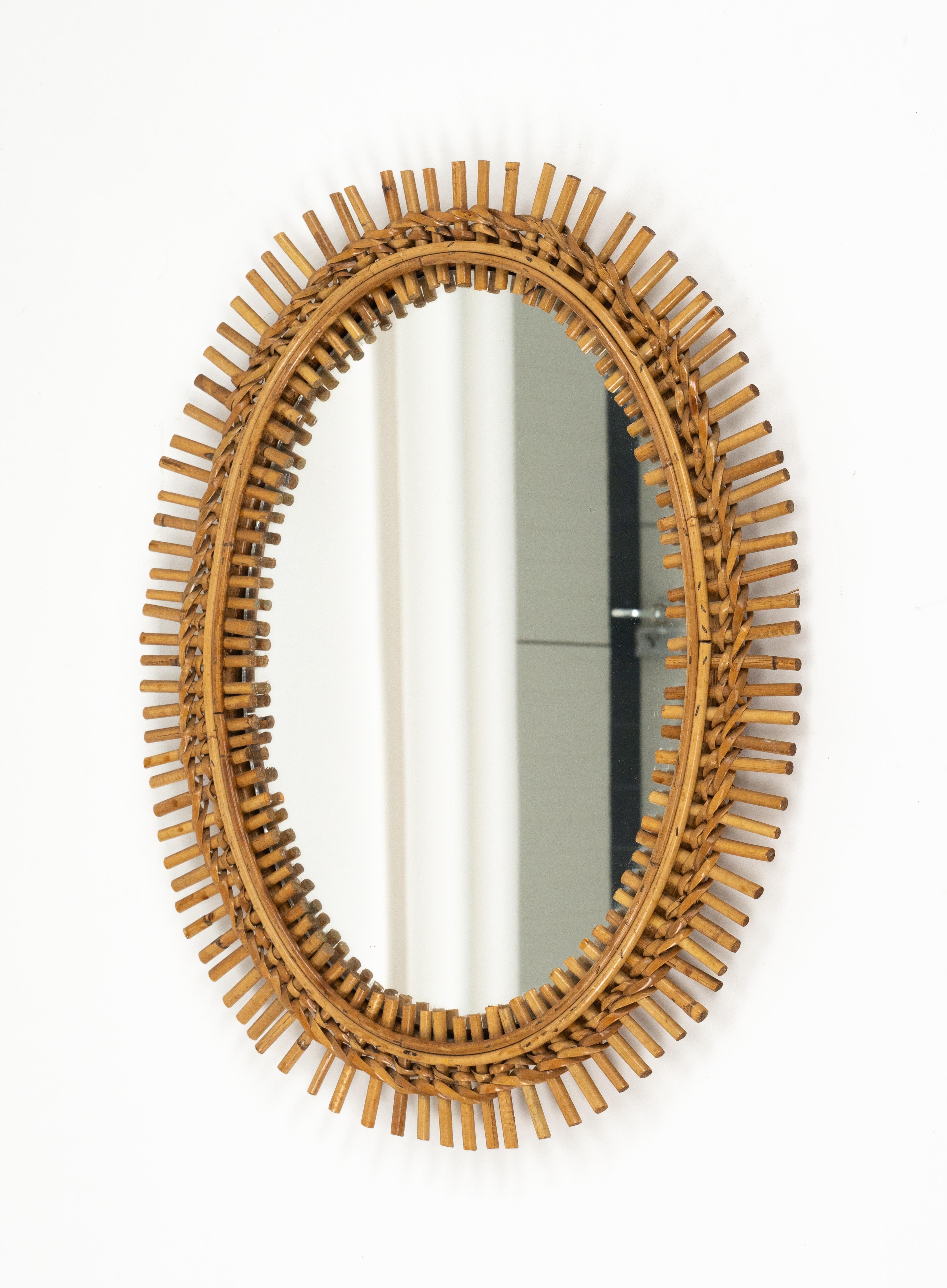 Bambù Specchio da parete ovale in rattan e bambù del Medioevo Stile Franco Albini, Italia 1960 in vendita