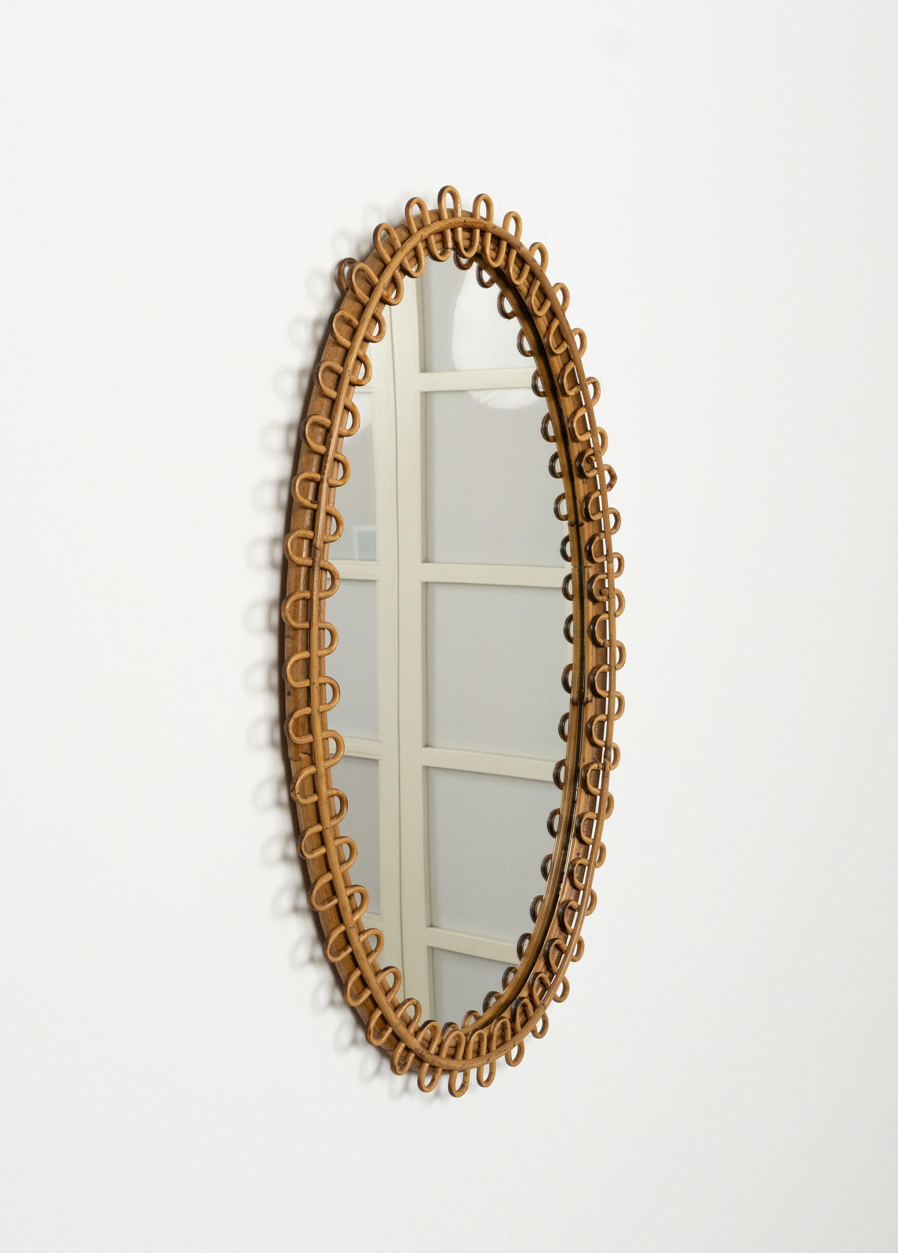 Miroir mural ovale du milieu du siècle dernier en rotin et bambou de style Franco Albini, Italie, années 1960 en vente 1