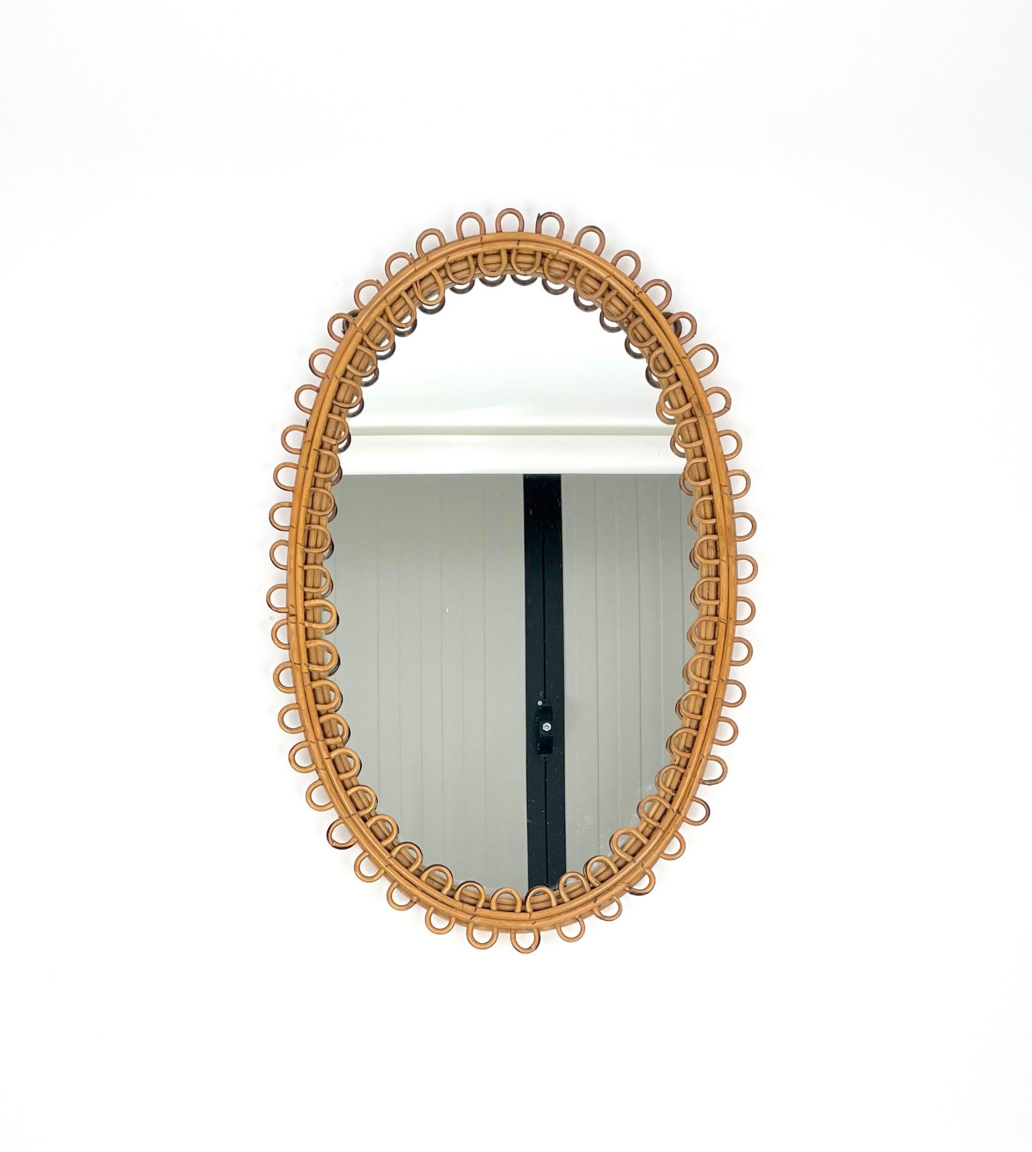 Beautiful oval wall mirror in bamboo and rattan, in the style of Italian design Franco Albini.

Made in Italy in the 1960s.