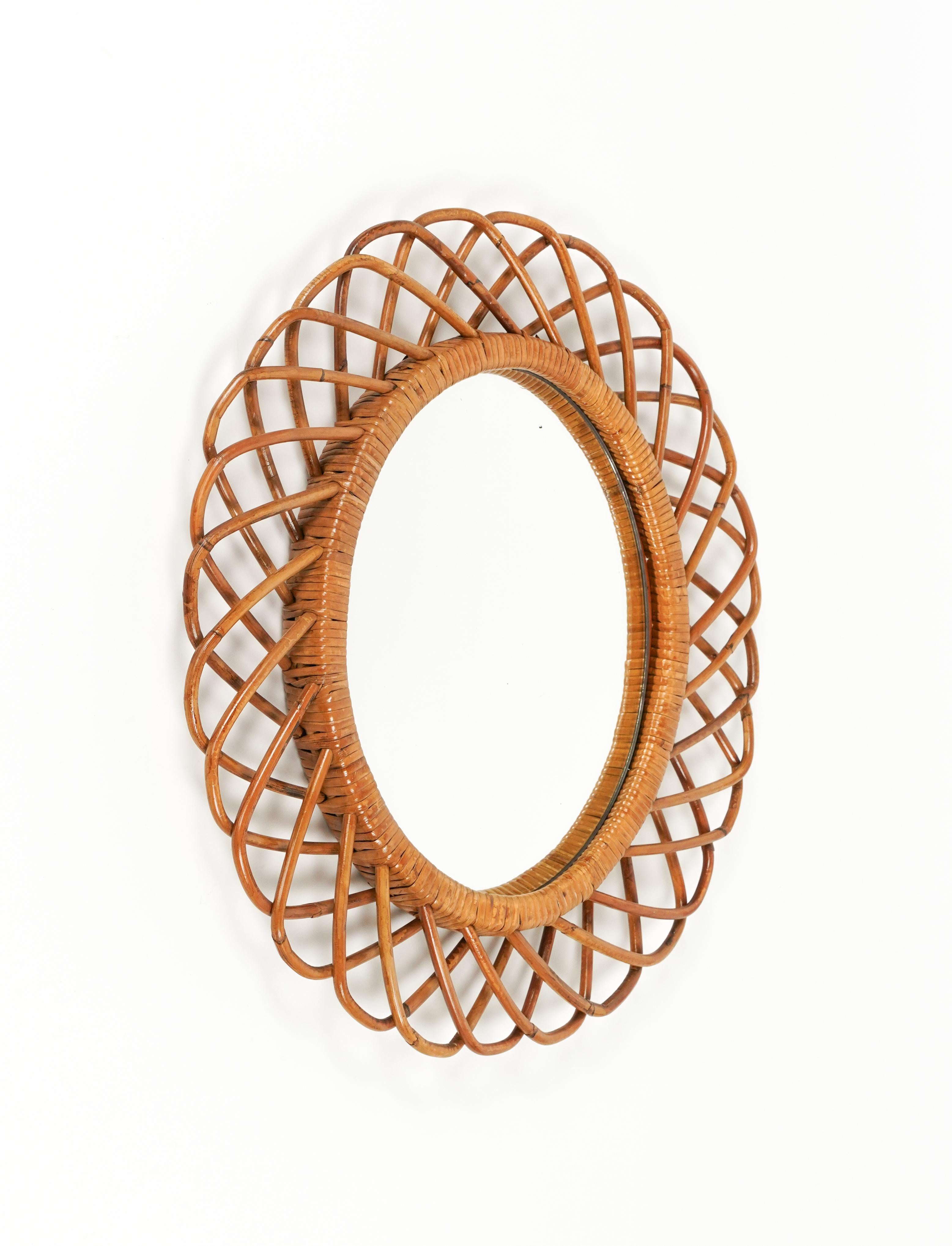Midcentury beautiful oval wall mirror in bamboo and rattan.  

Made in Italy in the 1960s.