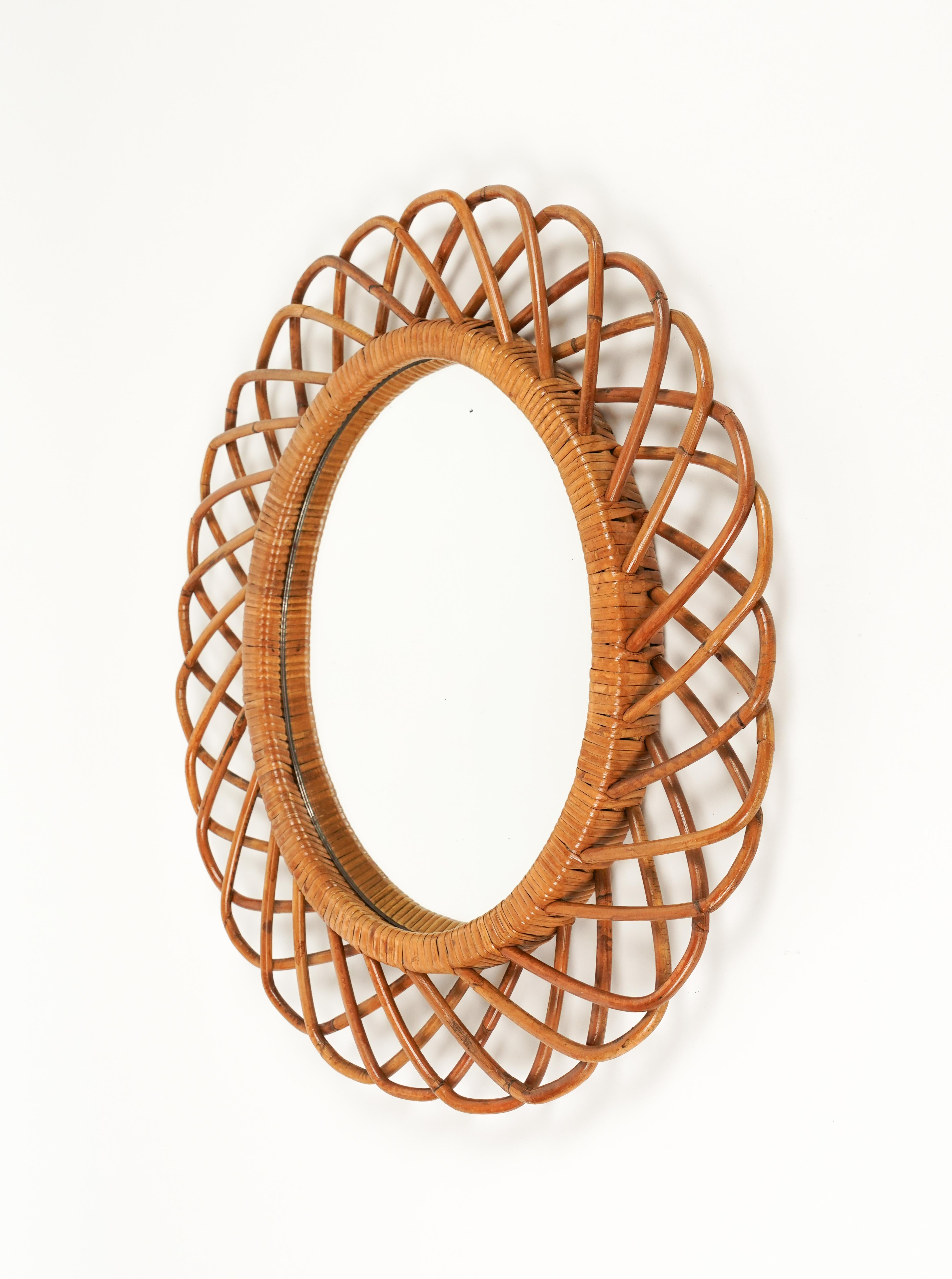Metà XX secolo Specchio da parete ovale in rattan e bambù del Medioevo, Italia 1960 in vendita