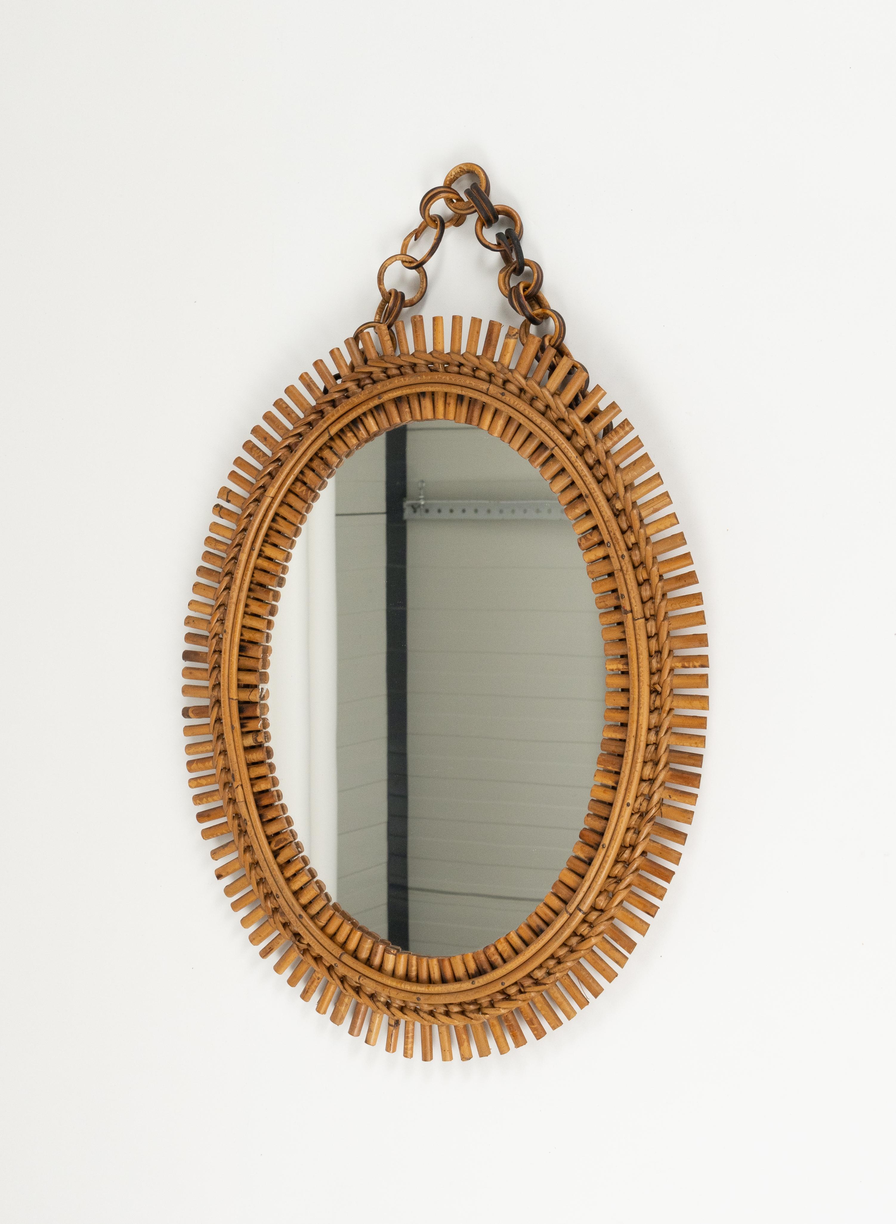 Midcentury Rattan and Bamboo Oval Wall Mirror with Chain, Italy 1960s In Good Condition For Sale In Rome, IT