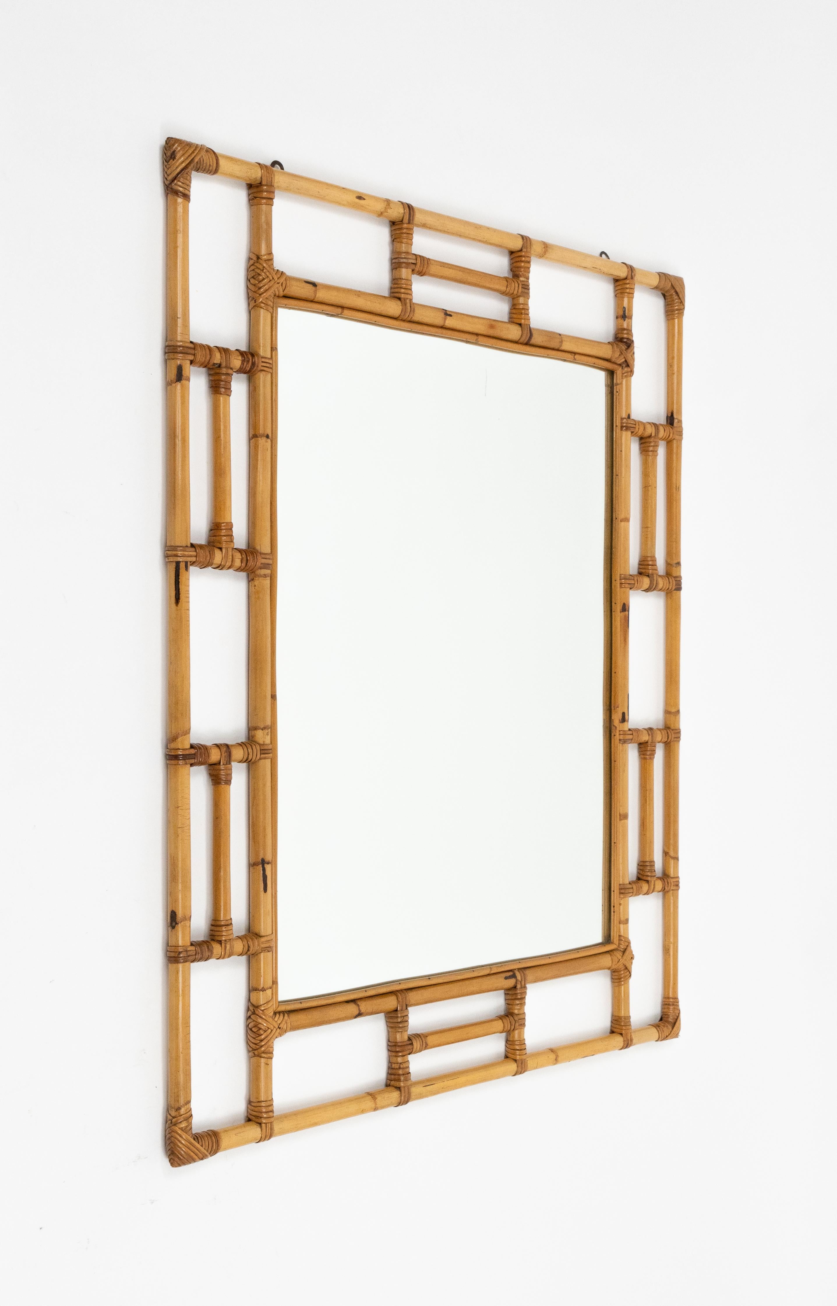 Bellissimo specchio da parete rettangolare di grandi dimensioni in bambù e rattan nello stile di Vivai del Sud.  

Realizzato in Italia negli anni '70.

Vivai del Sud, Gabriella Crespi e Arpex erano i tre principali studi di design dell'Italia degli