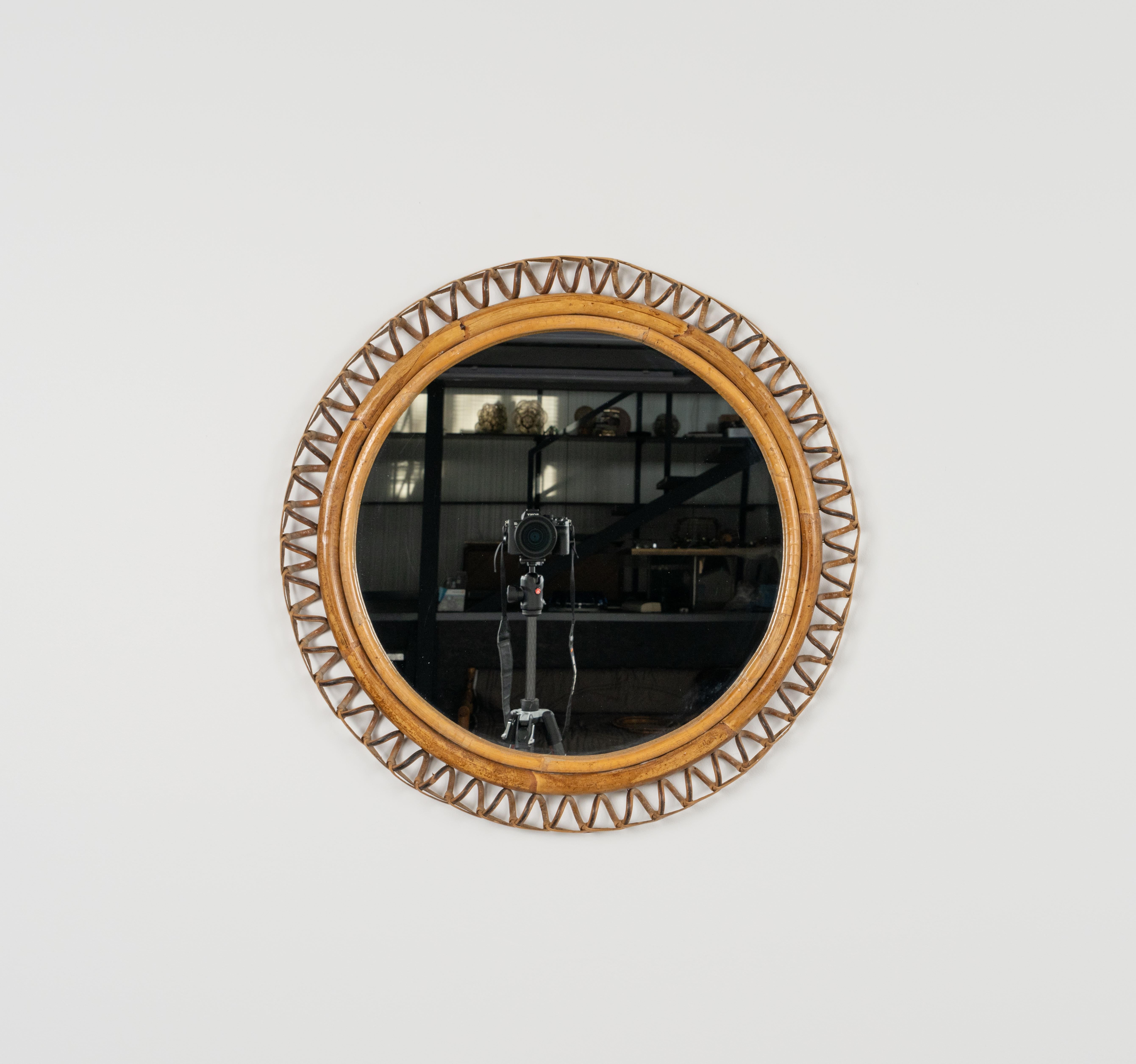 Midcentury beautiful round wall mirror in bamboo and rattan in the style of Italian design Franco Albini.  

Made in Italy in the 1960s.

A highly decorative mirror.