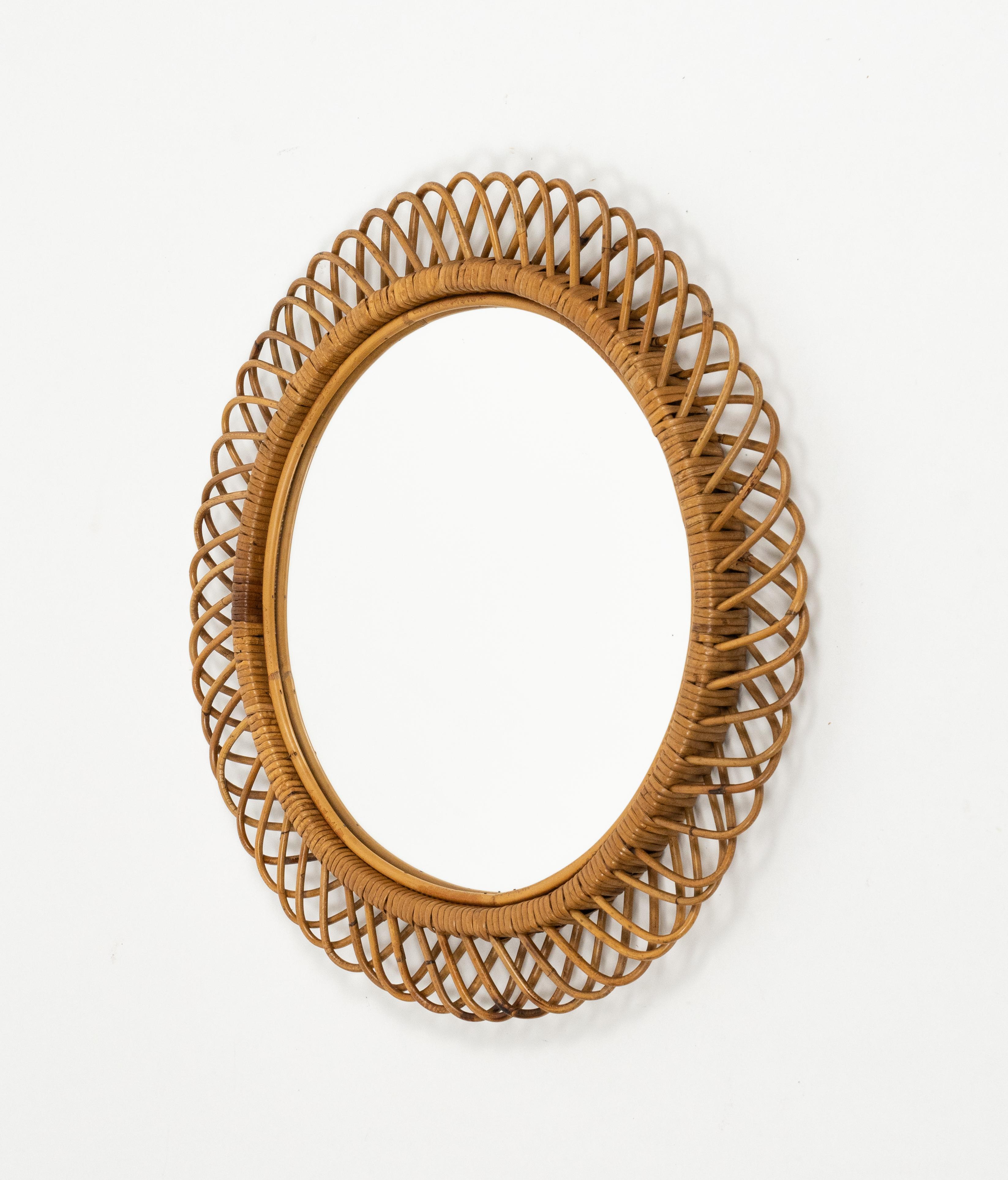Precioso espejo de pared redondo de bambú y ratán de mediados de siglo, al estilo de Franco Albini.   

Un espejo muy decorativo con marco de ratán ondulado.   

Fabricado en Italia en la década de 1960.