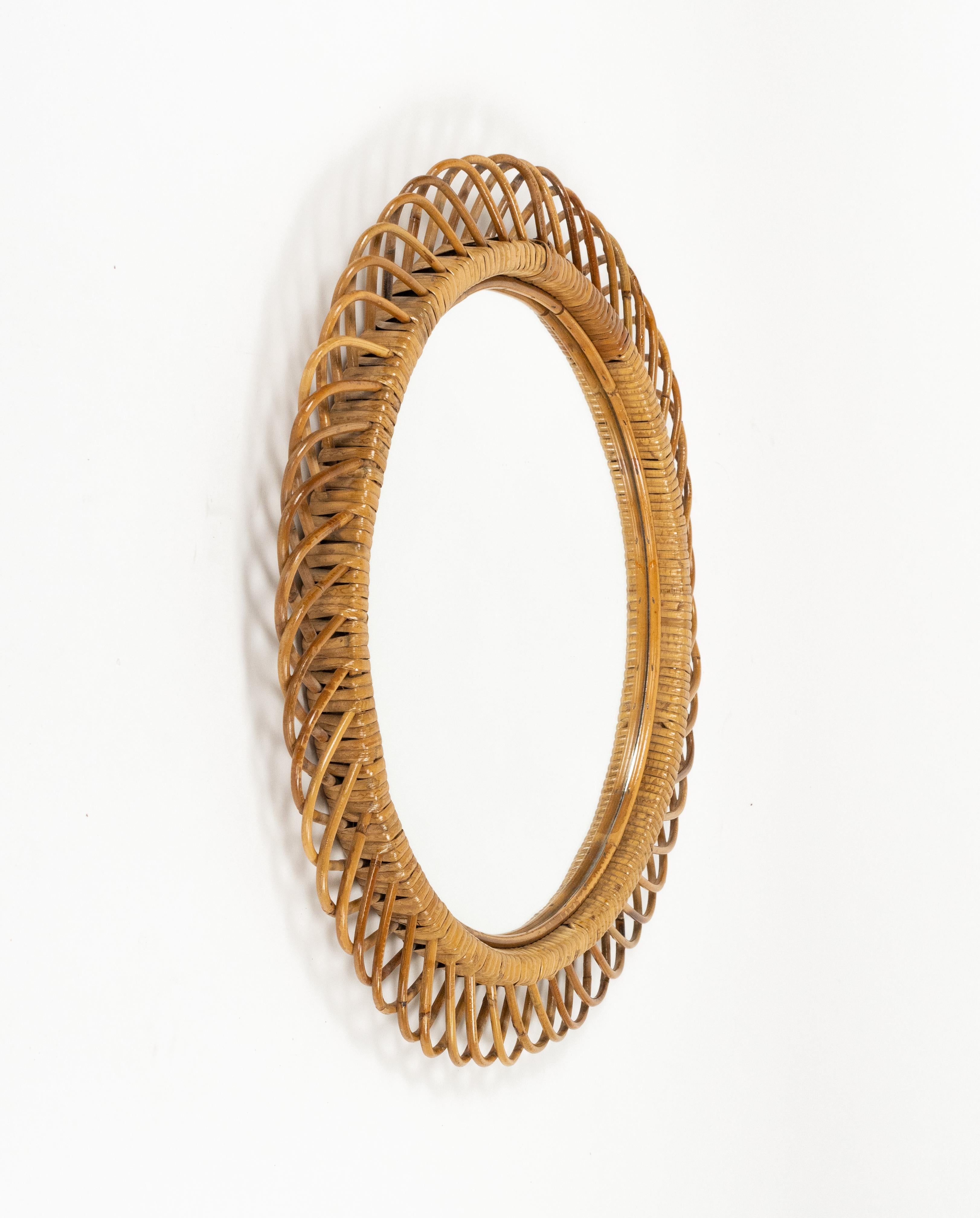 Miroir mural rond en bambou et rotin dans le style de Franco Albini.

Miroir très décoratif avec cadre en rotin ondulé.   

Fabriqué en Italie dans les années 1960.