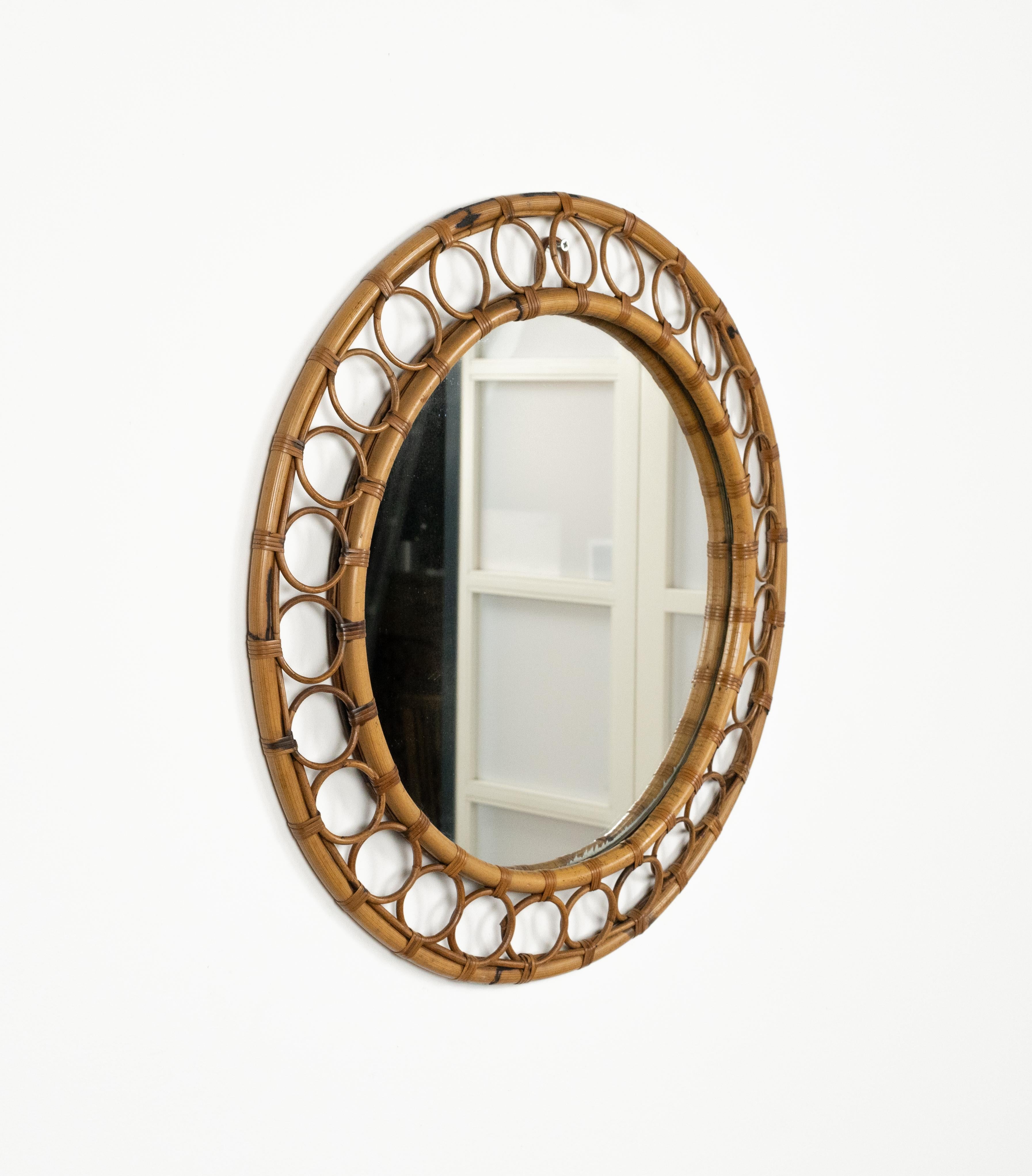 Miroir mural rond en rotin et bambou dans le style de Franco Albini.  

Fabriqué en Italie dans les années 1960.  

Un miroir en bambou et rotin très décoratif au goût de la côte méditerranéenne.