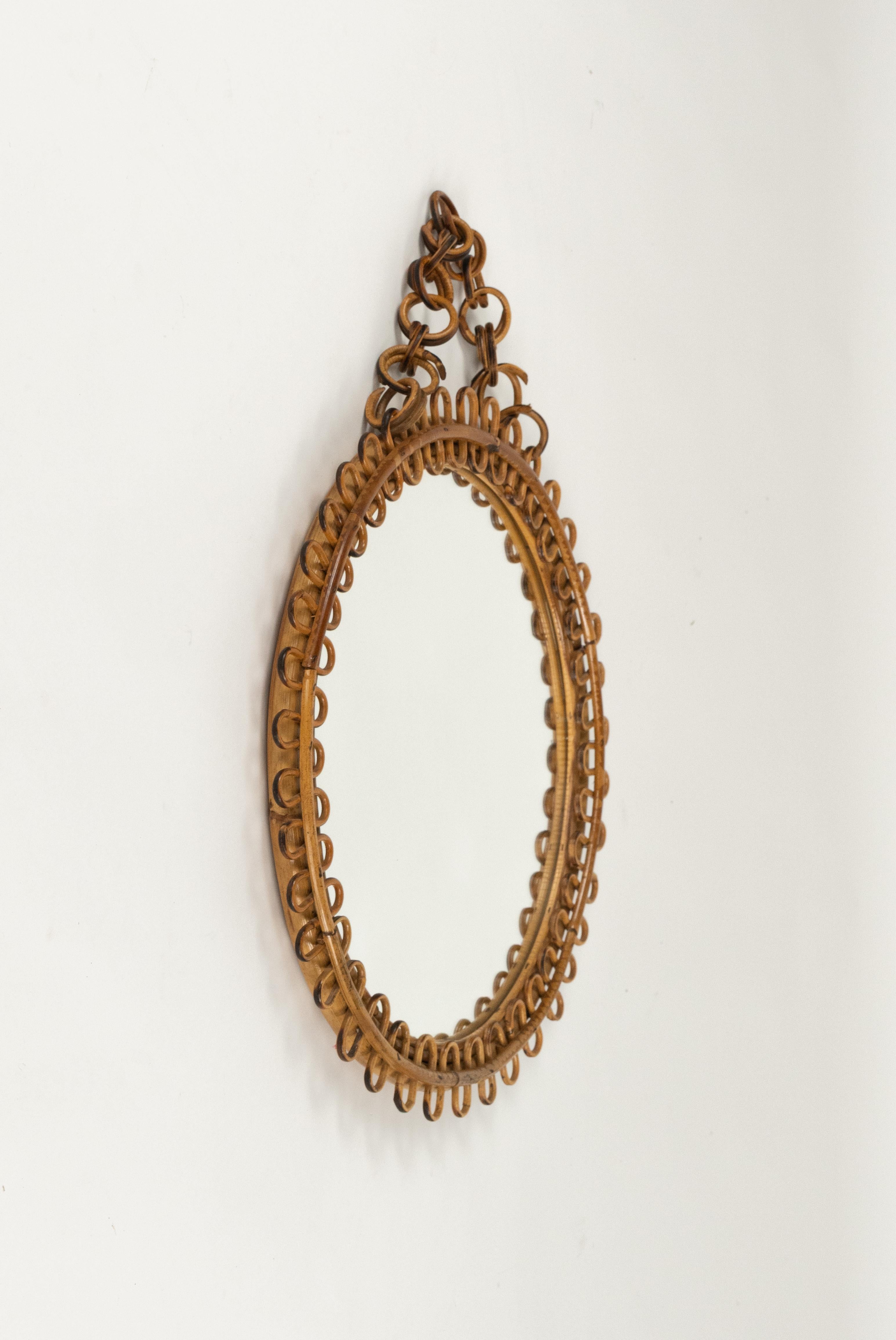 Schöner runder Wandspiegel aus Bambus und Rattan mit Kette im Stil des italienischen Designers Franco Albini aus der Mitte des Jahrhunderts.   

Hergestellt in Italien in den 1960er Jahren.  

Ein sehr dekorativer Spiegel.