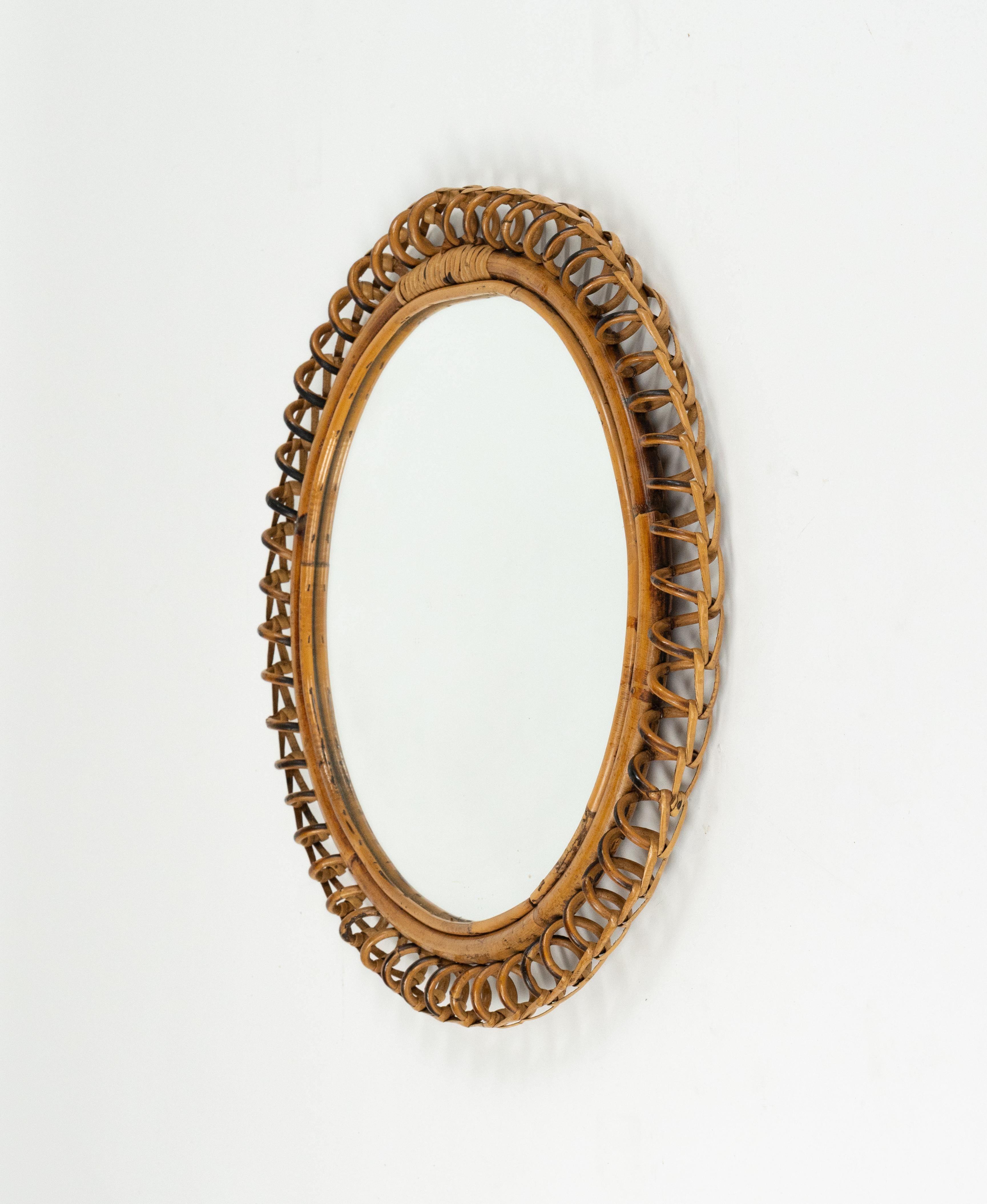 Specchio da parete rotondo in bambù e rattan in stile design italiano Franco Albini.   

Prodotto in Italia negli anni '1960.  

Uno specchio altamente decorativo.