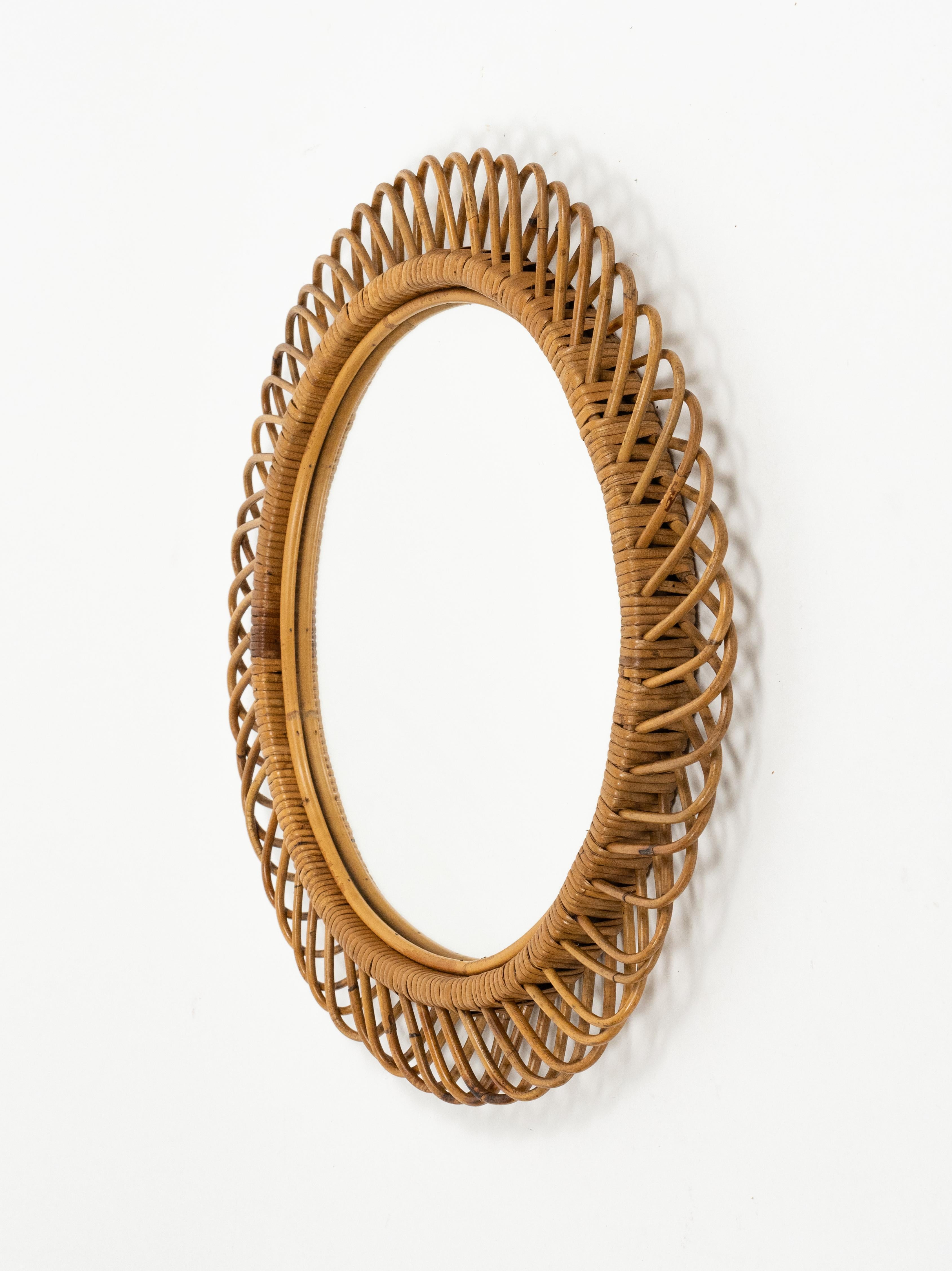 Espejo de pared redondo de ratán y bambú de mediados de siglo Estilo Franco Albini, Italia, Años 60 Moderno de mediados de siglo en venta