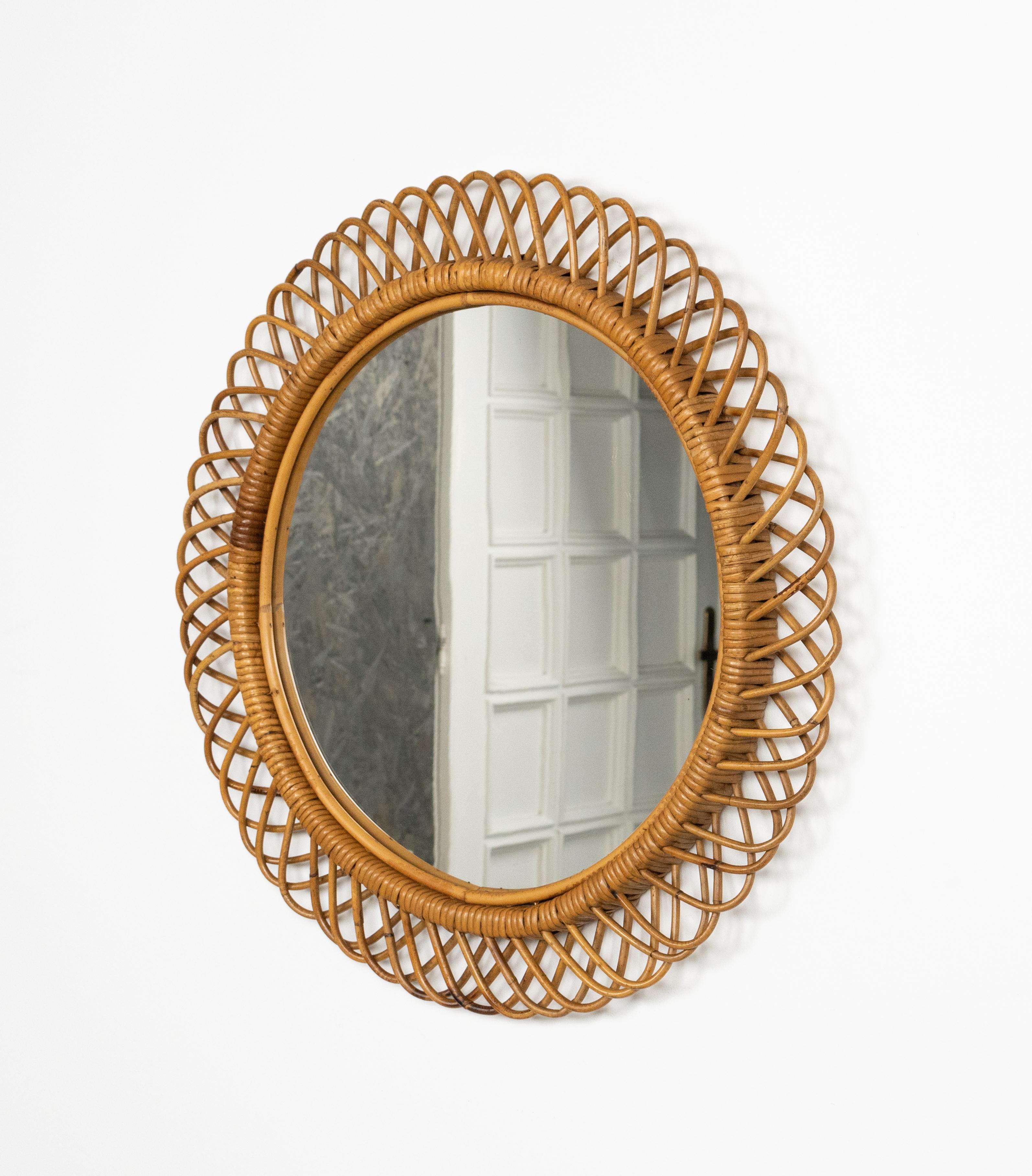 Espejo de pared redondo de ratán y bambú de mediados de siglo Estilo Franco Albini, Italia, Años 60 en Bueno estado para la venta en Rome, IT