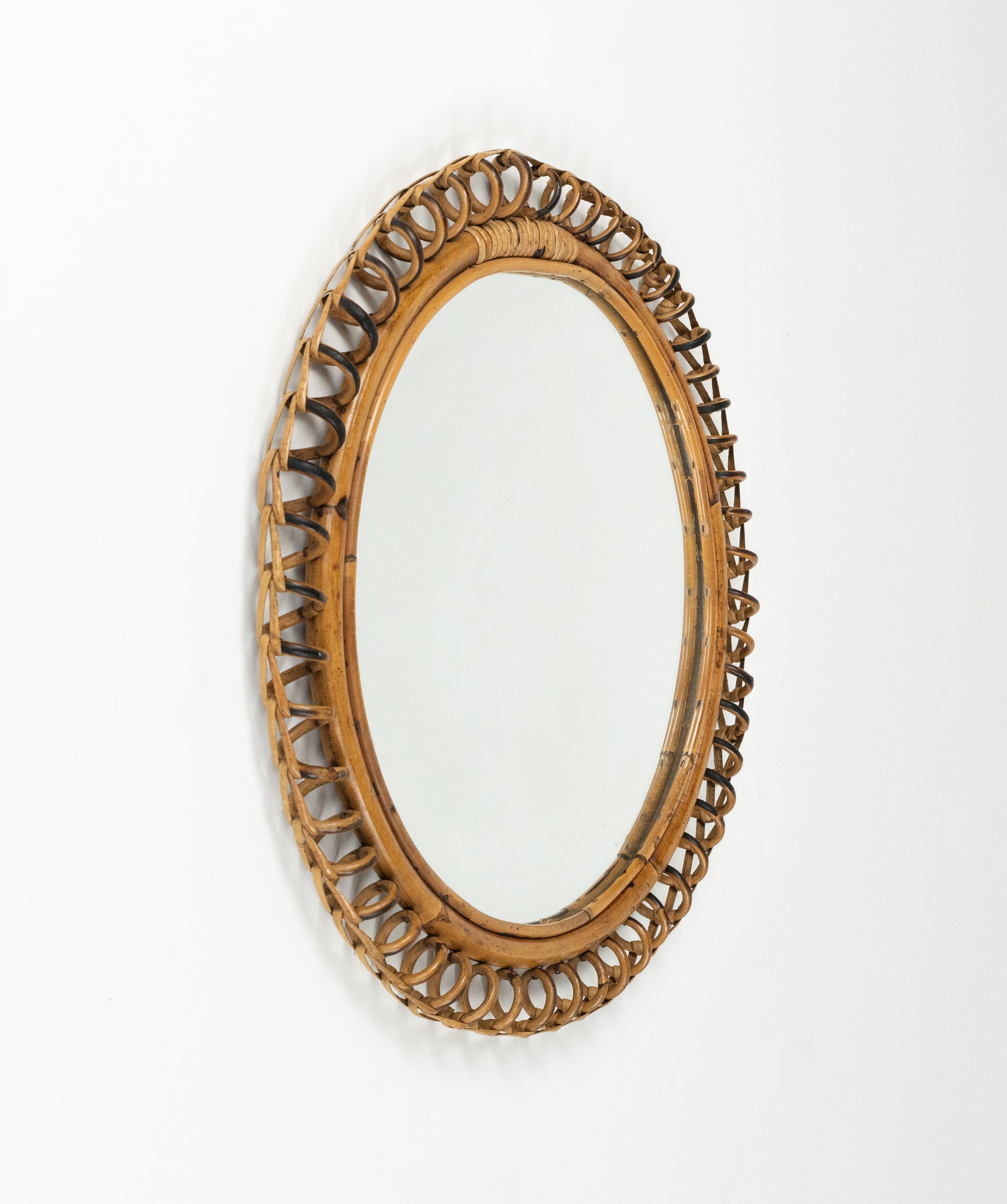 Fatto a mano Specchio da parete rotondo in rattan e bambù del Medioevo, stile Franco Albini, Italia 1960 in vendita