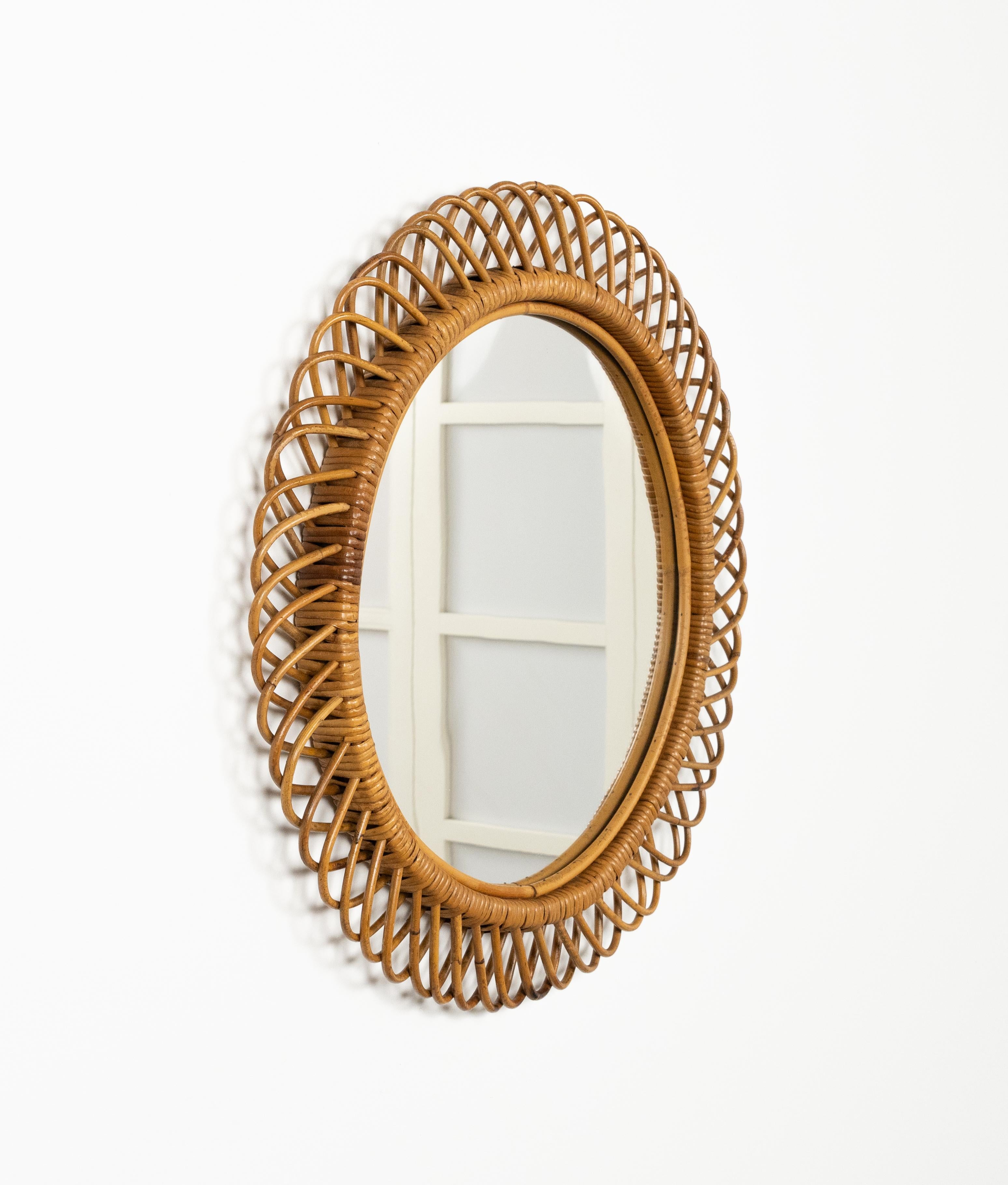 Espejo de pared redondo de ratán y bambú de mediados de siglo Estilo Franco Albini, Italia, Años 60 mediados del siglo XX en venta