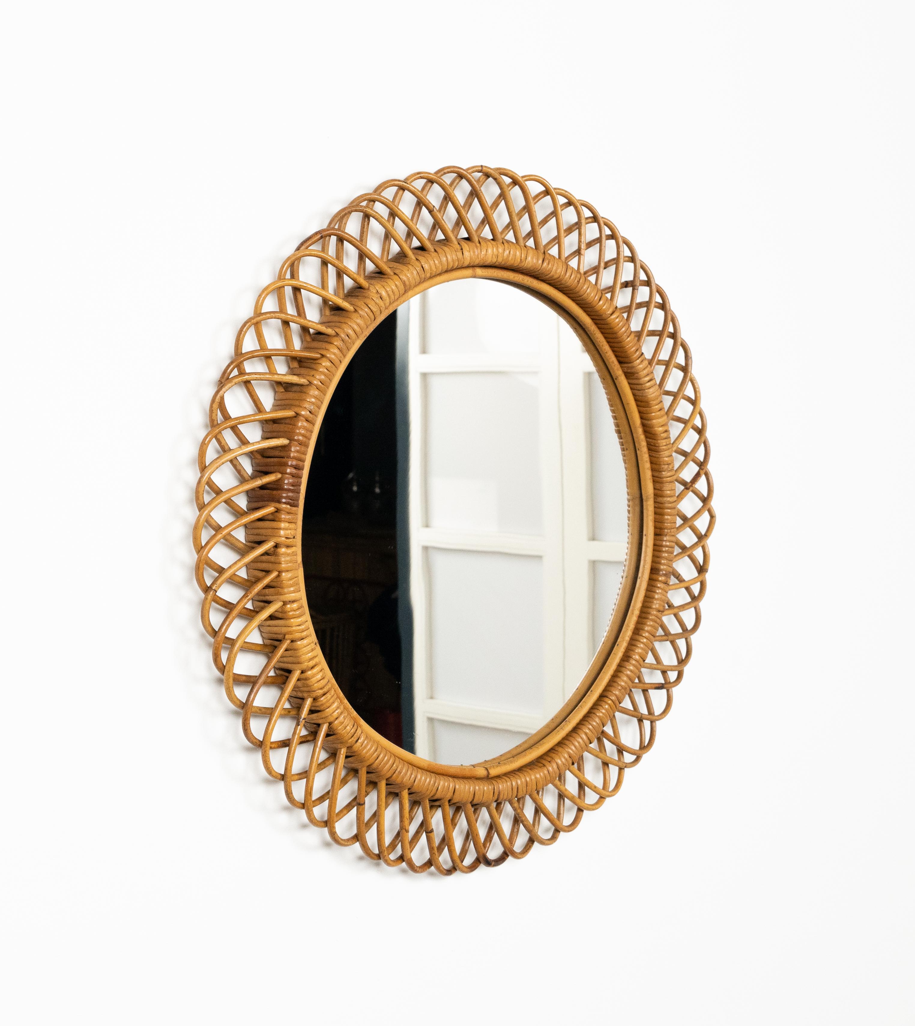 Espejo de pared redondo de ratán y bambú de mediados de siglo Estilo Franco Albini, Italia, Años 60 Bambú en venta