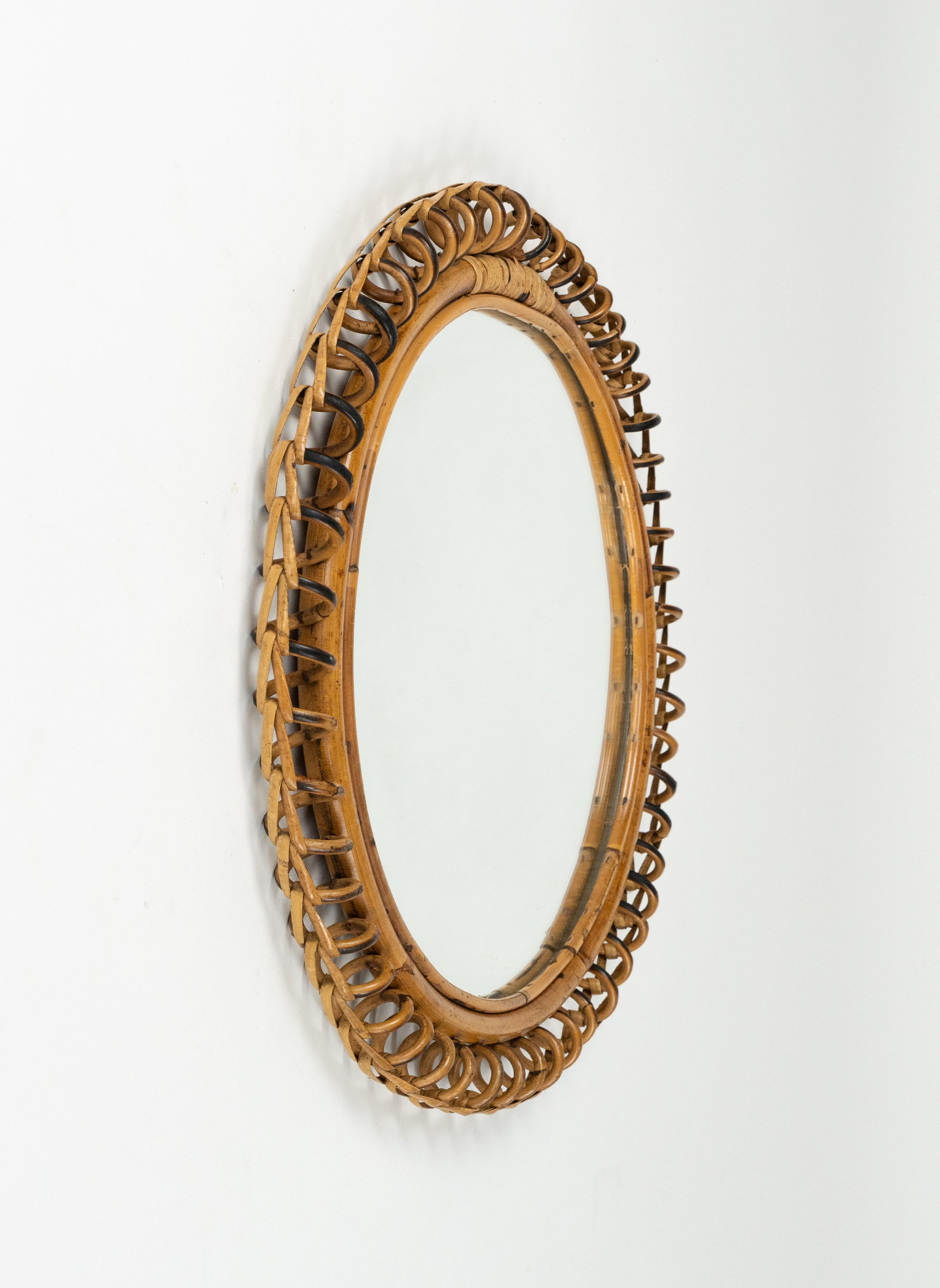 Metà XX secolo Specchio da parete rotondo in rattan e bambù del Medioevo, stile Franco Albini, Italia 1960 in vendita