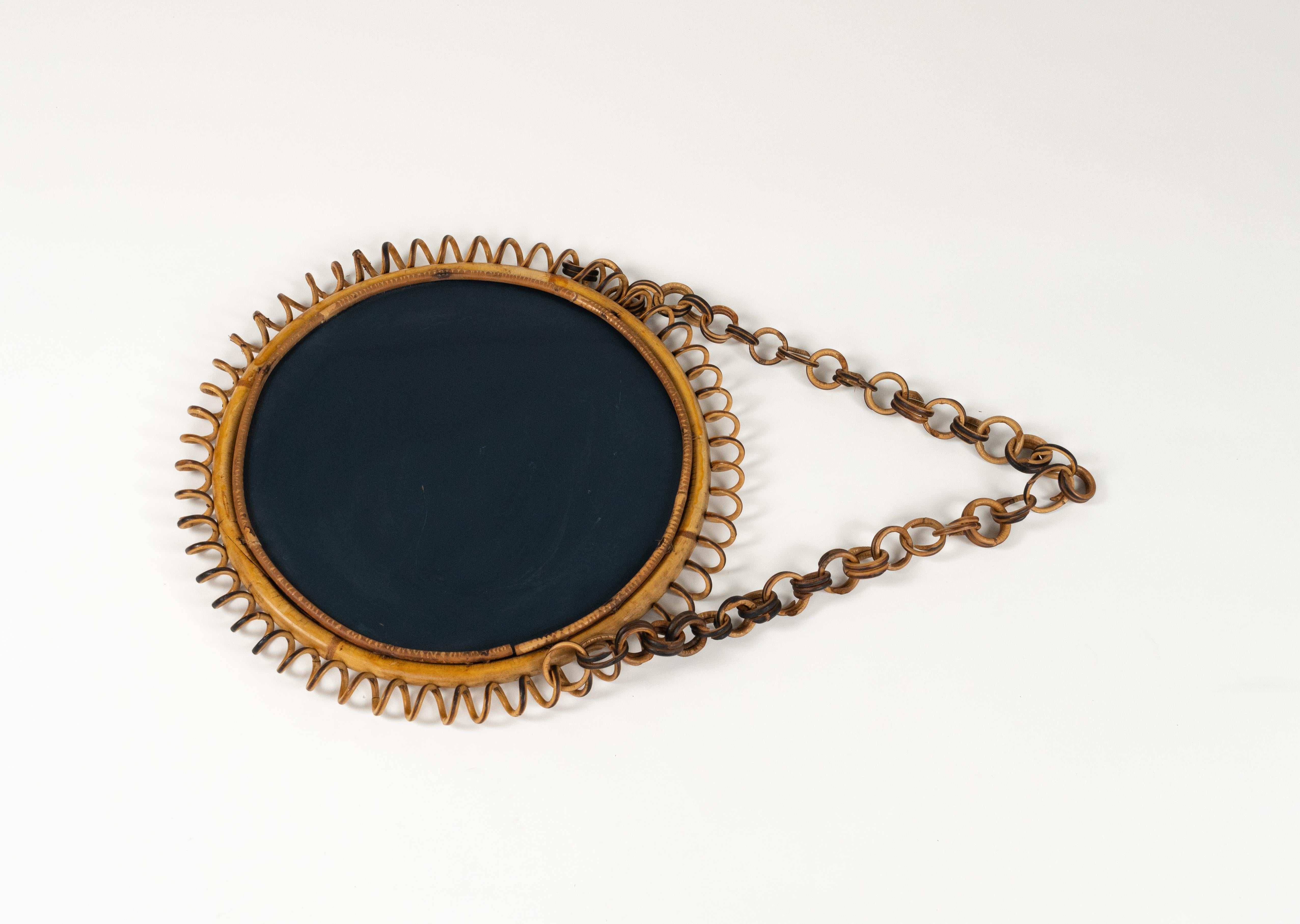 Espejo de pared redondo de ratán y bambú de mediados de siglo con cadena, Italia Años 60 en venta 8