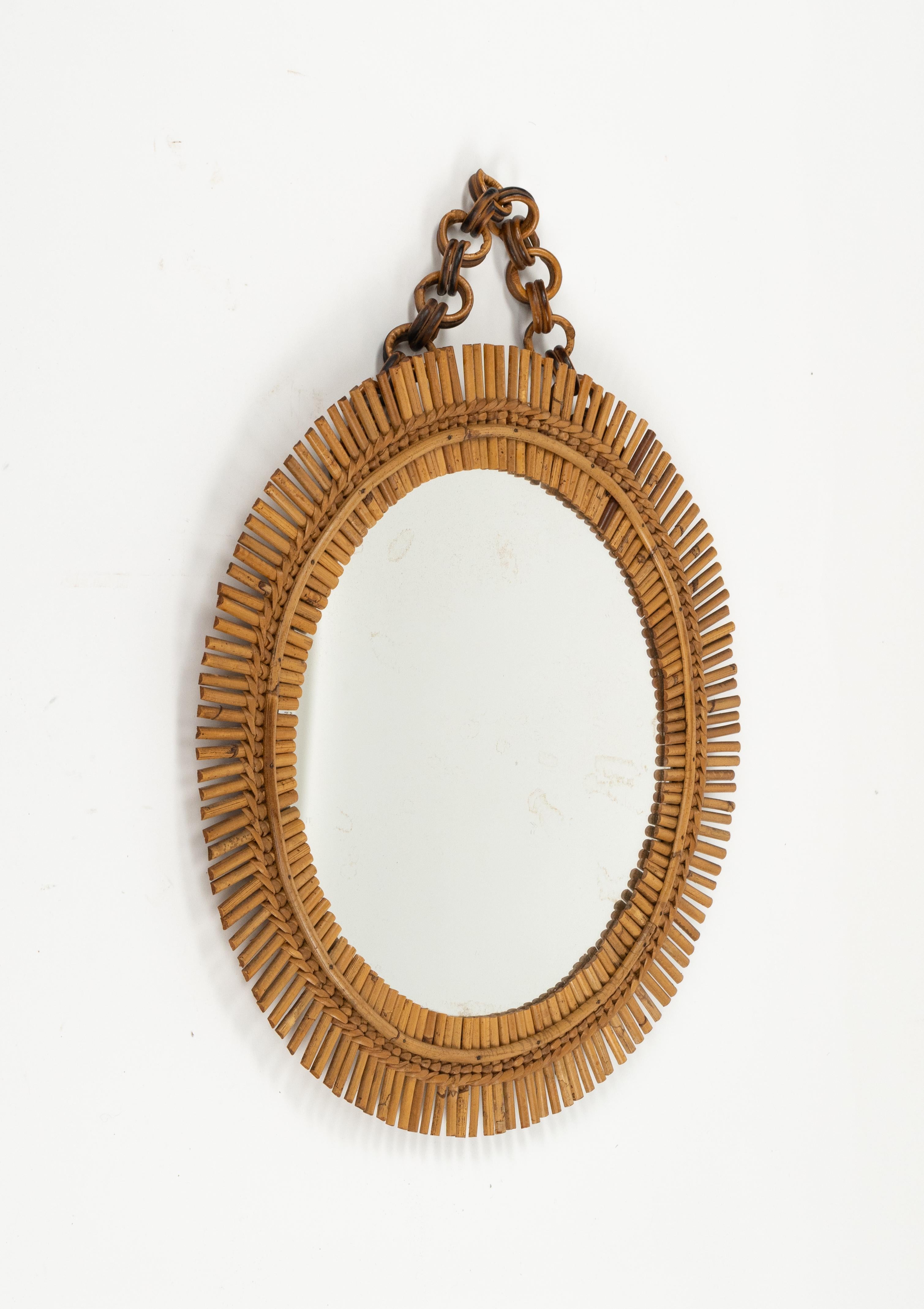 Midcentury beautiful round wall mirror with chain in bamboo and rattan in the style of Franco Albini.  

Made in Italy in the 1960s.   

A highly decorative mirror. 

The mirror, original of the period, shows signs of discolouration.
