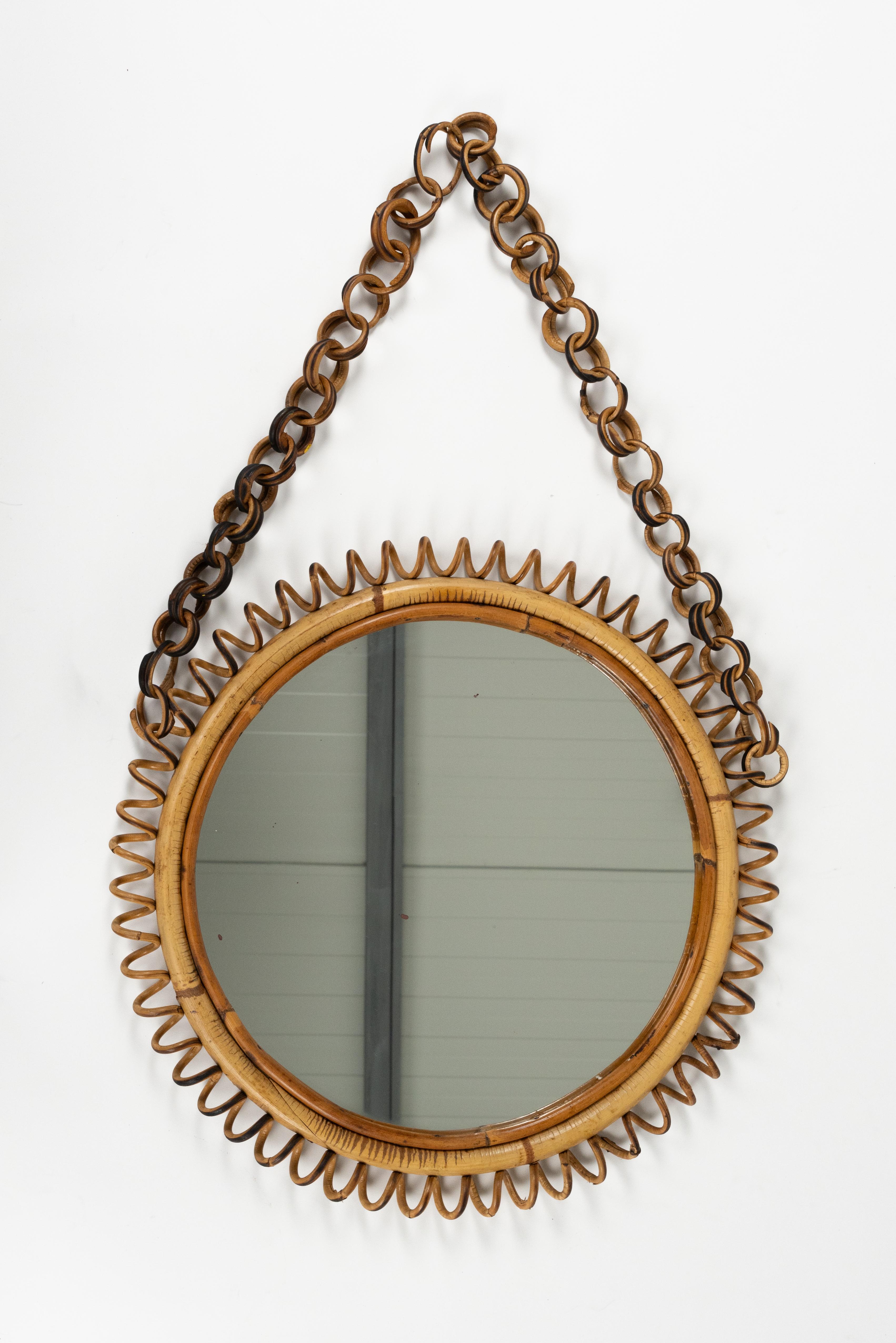 Miroir mural rond avec chaîne en bambou et rotin dans le style de Franco Albini.   

Fabriqué en Italie dans les années 1960.   

Un miroir très décoratif.   

Le miroir, original de l'époque, présente de petits signes de décoloration.