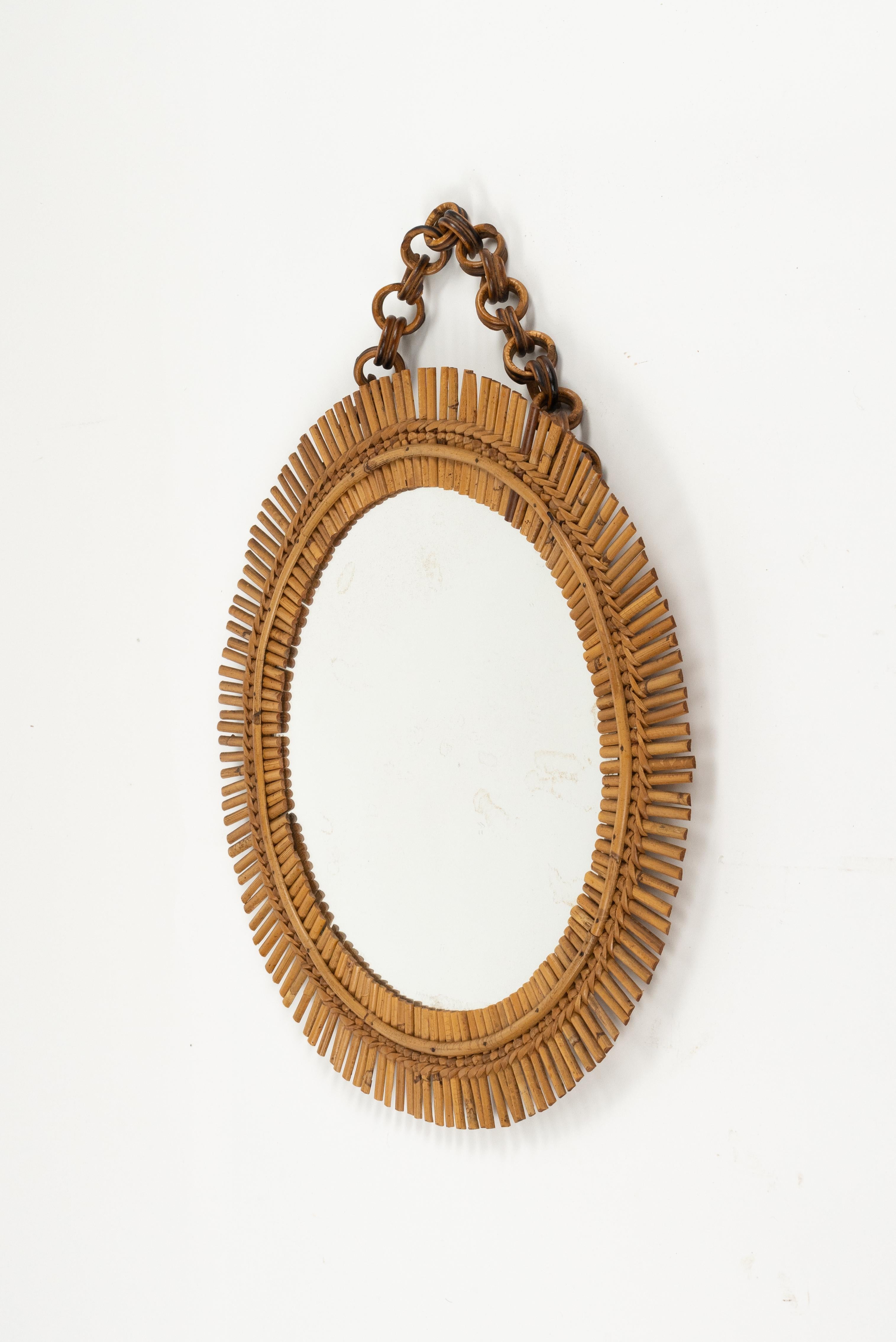 Midcentury Rattan and Bamboo Round Wall Mirror with Chain, Italy 1960s In Good Condition For Sale In Rome, IT