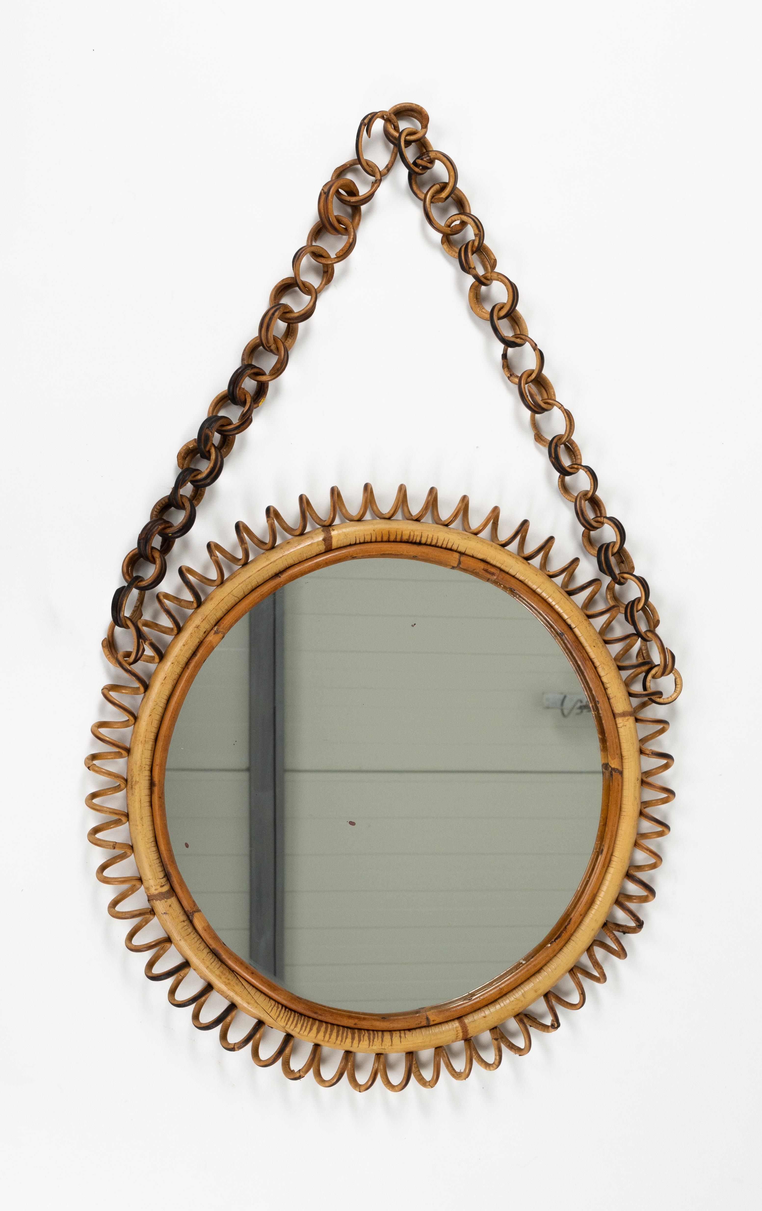 Espejo de pared redondo de ratán y bambú de mediados de siglo con cadena, Italia Años 60 en venta 1