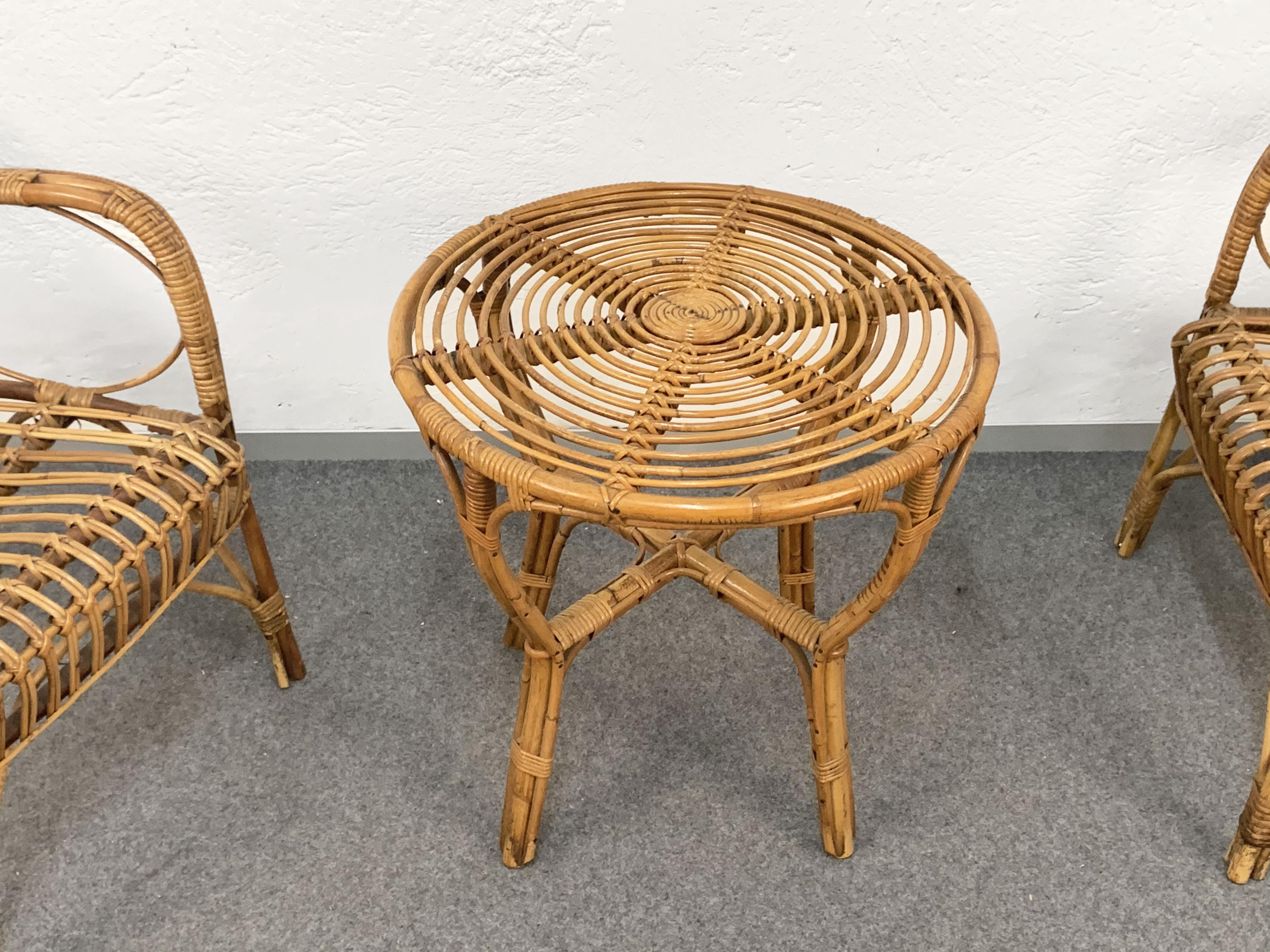 Canapé, fauteuils et table basse italienne en rotin et bambou du milieu du siècle dernier, années 1960 en vente 10