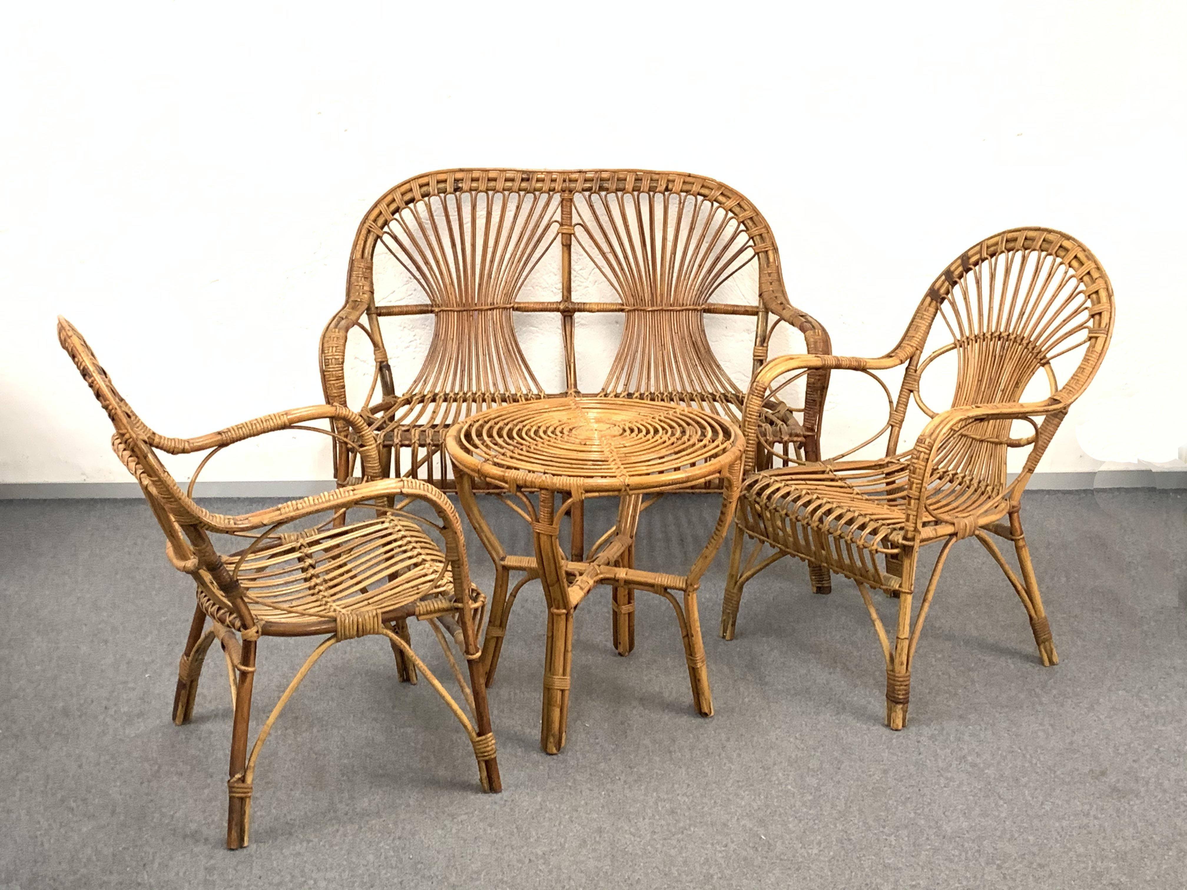 Mid-Century Modern Canapé, fauteuils et table basse italienne en rotin et bambou du milieu du siècle dernier, années 1960 en vente