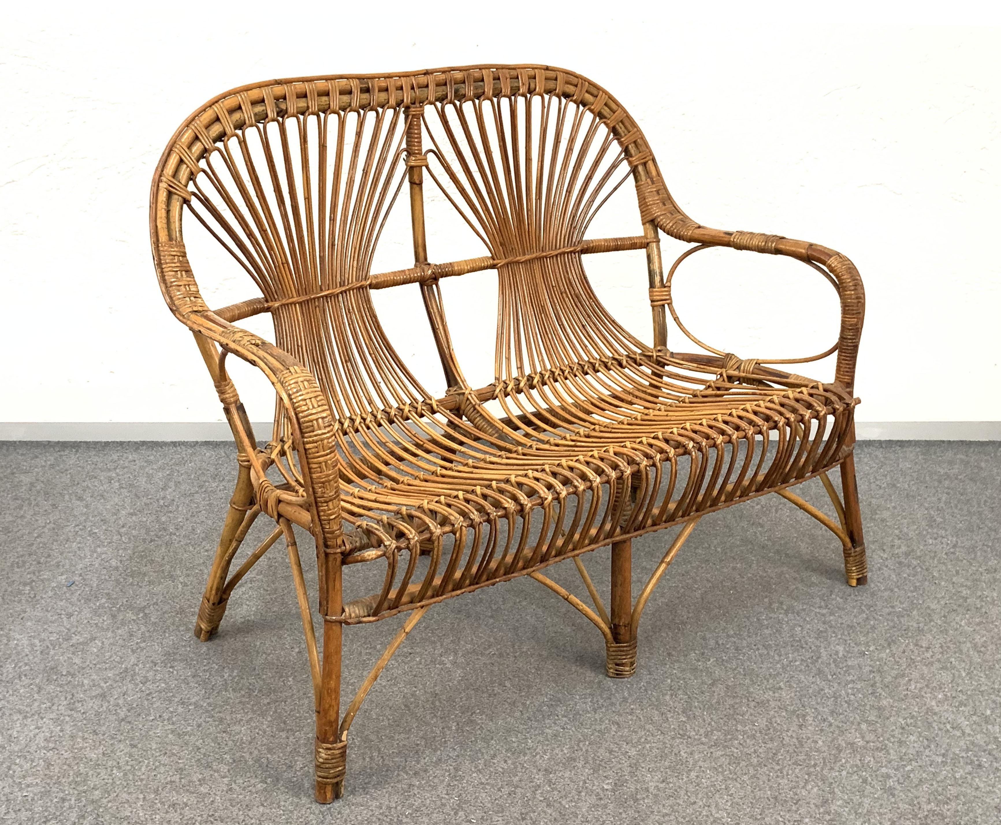 20ième siècle Canapé, fauteuils et table basse italienne en rotin et bambou du milieu du siècle dernier, années 1960 en vente