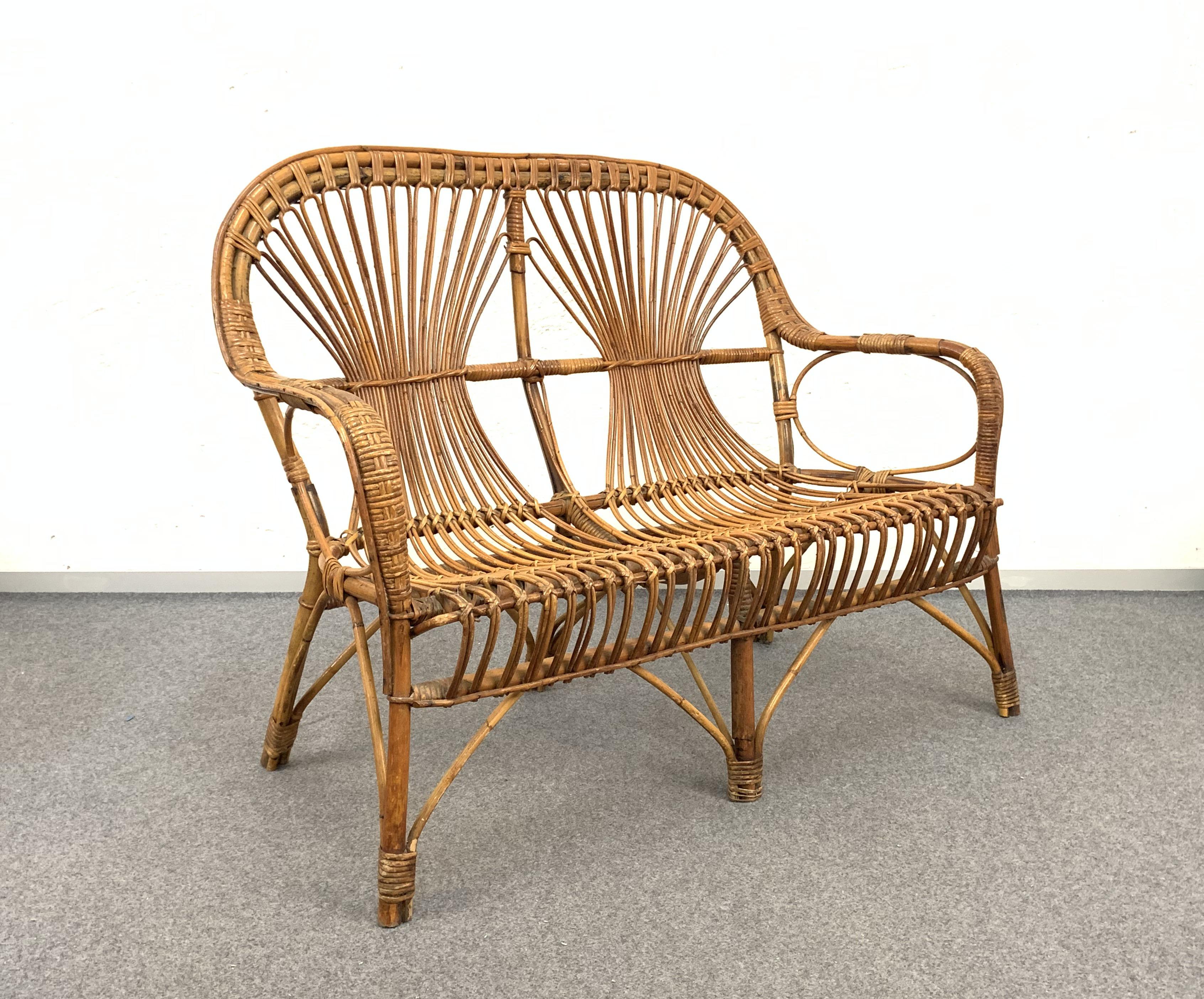 Bambou Canapé, fauteuils et table basse italienne en rotin et bambou du milieu du siècle dernier, années 1960 en vente