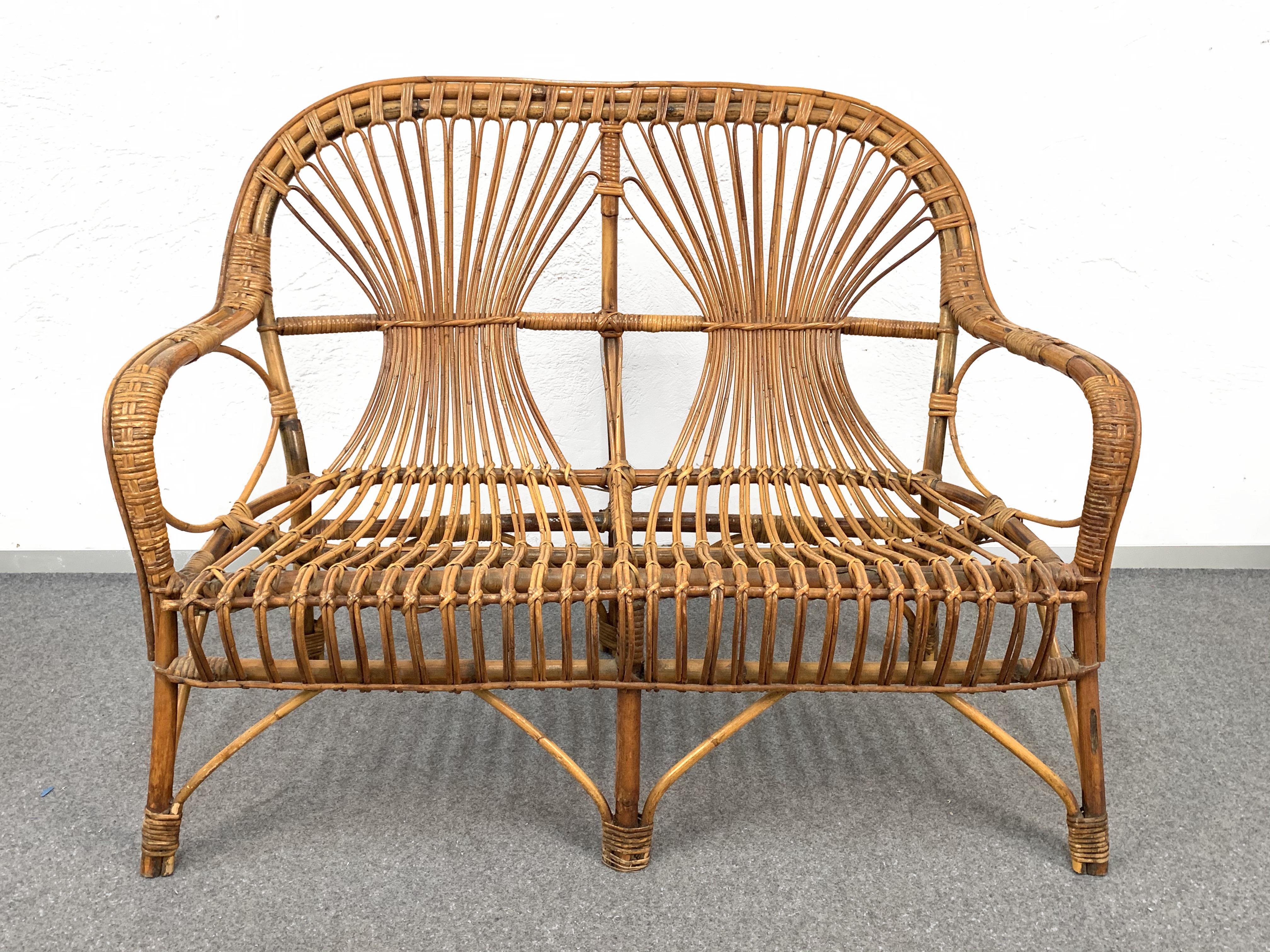 Canapé, fauteuils et table basse italienne en rotin et bambou du milieu du siècle dernier, années 1960 en vente 1