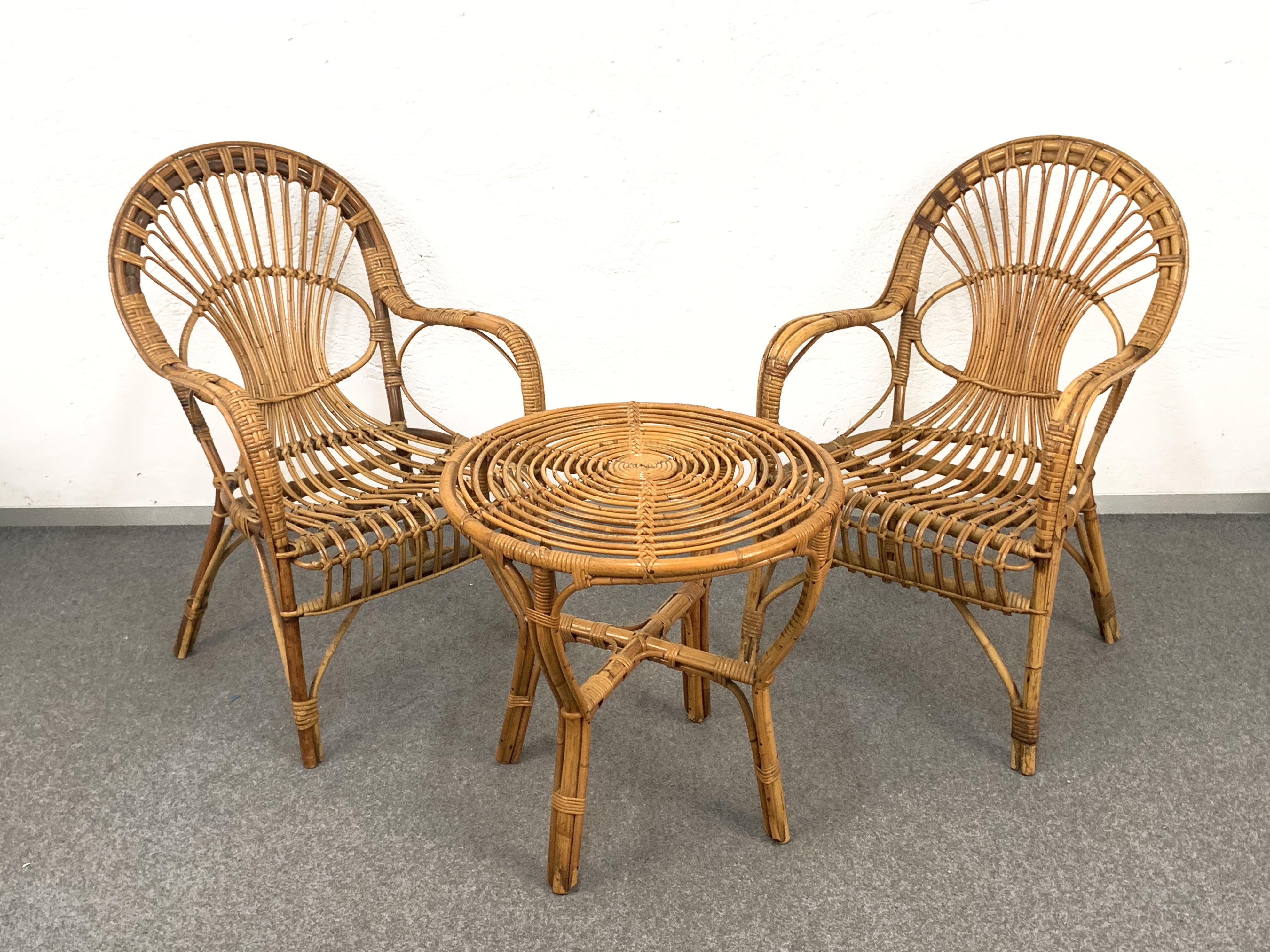 Canapé, fauteuils et table basse italienne en rotin et bambou du milieu du siècle dernier, années 1960 en vente 3