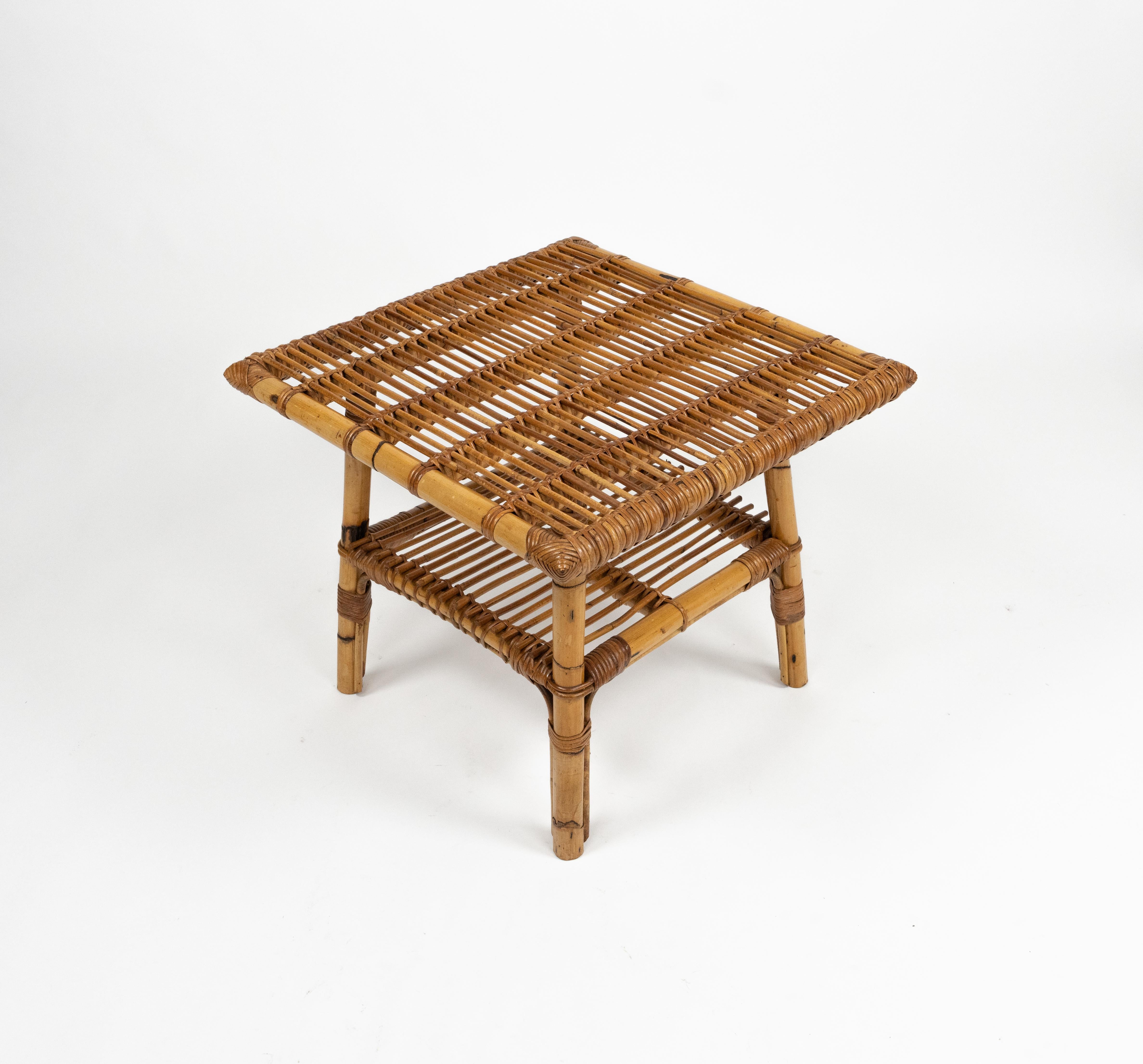 Schöner quadratischer Couchtisch aus Bambus und Rattan aus der Mitte des Jahrhunderts mit zwei Ebenen.  

Hergestellt in Italien in den 1960er Jahren.

Perfekt in jedem ROOMS, neben einem Sofa oder in jedem Badezimmer.

