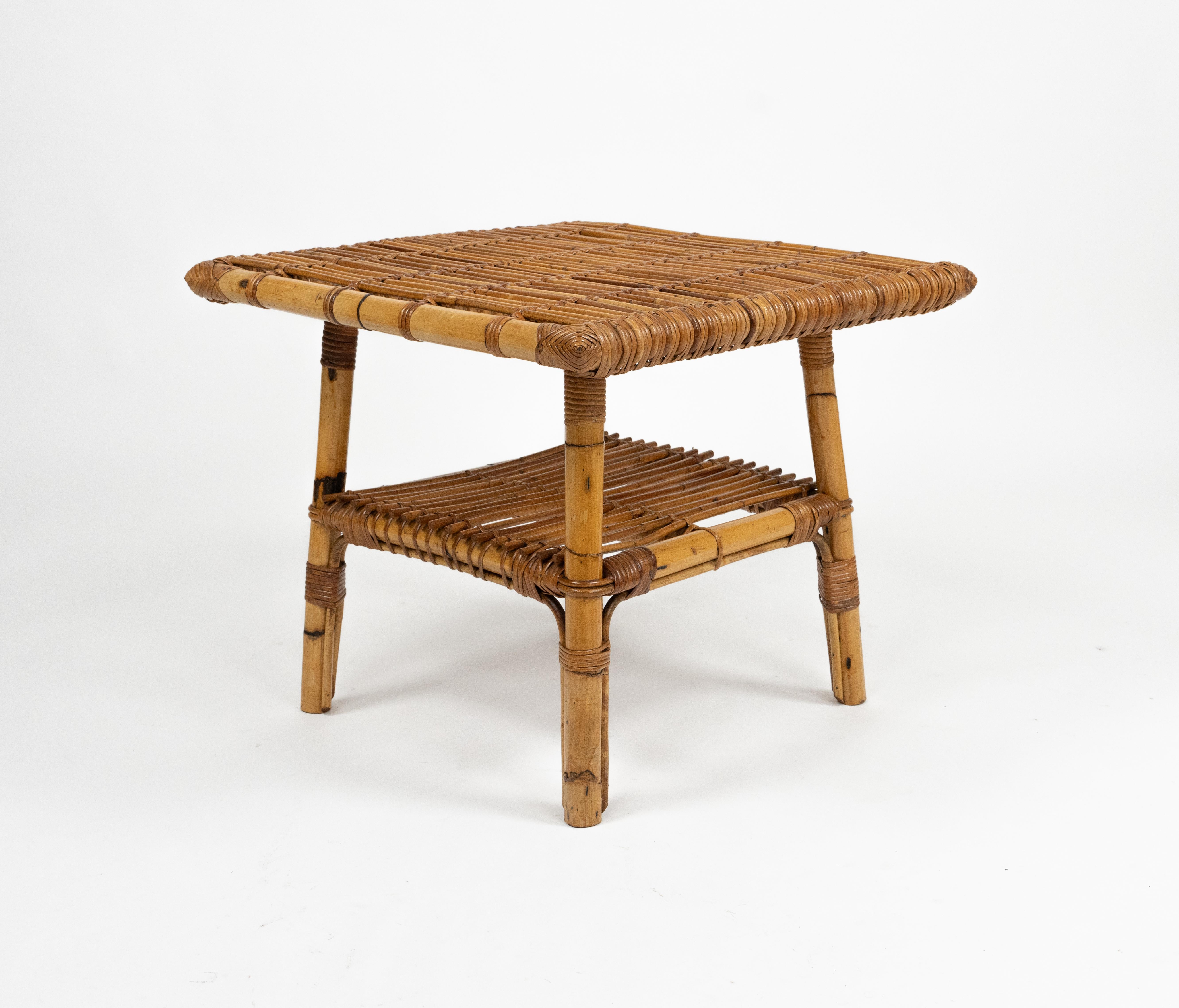 Rattan und Bambus aus der Mitte des Jahrhunderts Quadratischer Couchtisch auf zwei Ebenen, Italien 1960er (Moderne der Mitte des Jahrhunderts) im Angebot