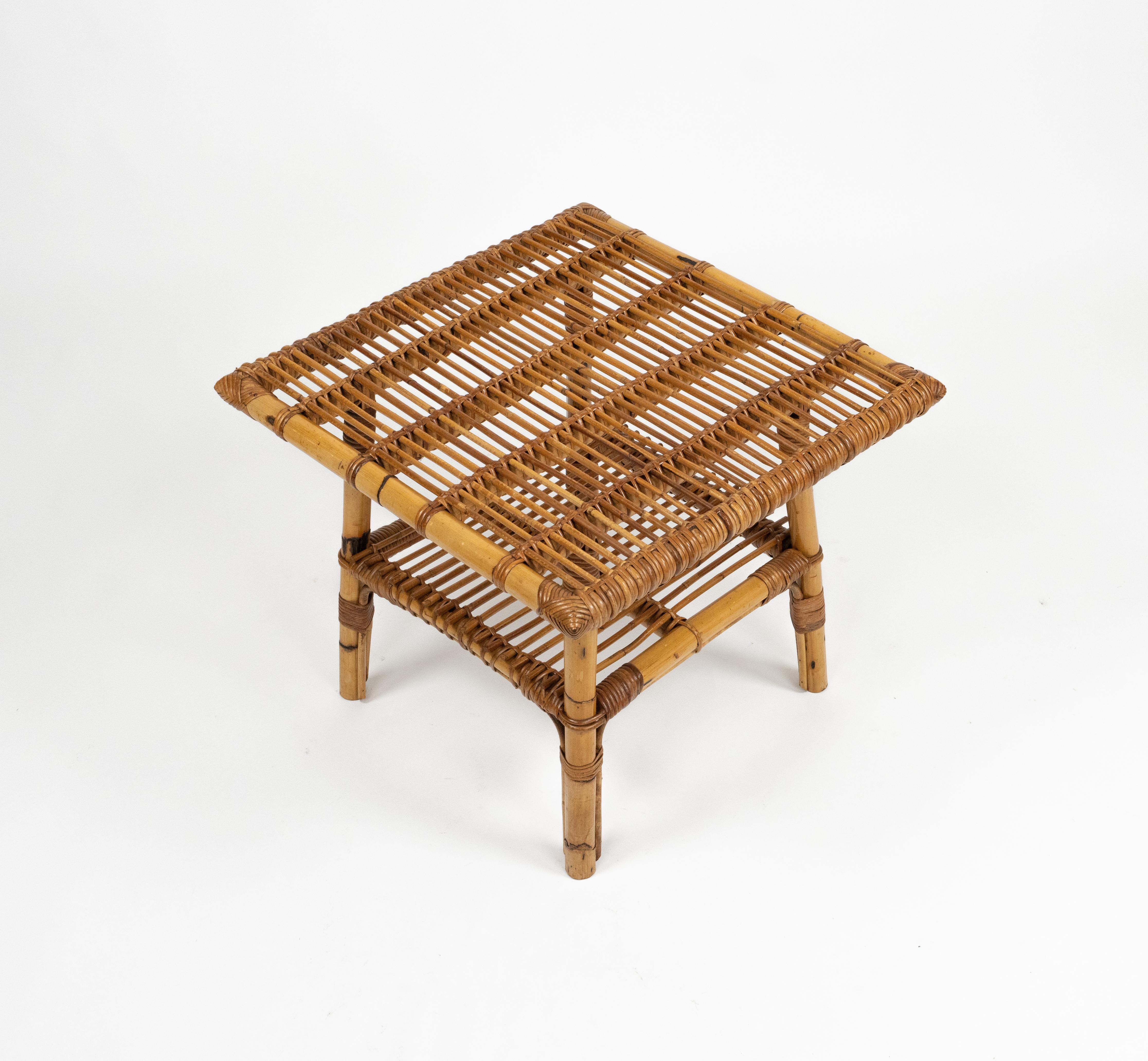 Rattan und Bambus aus der Mitte des Jahrhunderts Quadratischer Couchtisch auf zwei Ebenen, Italien 1960er (Italienisch) im Angebot