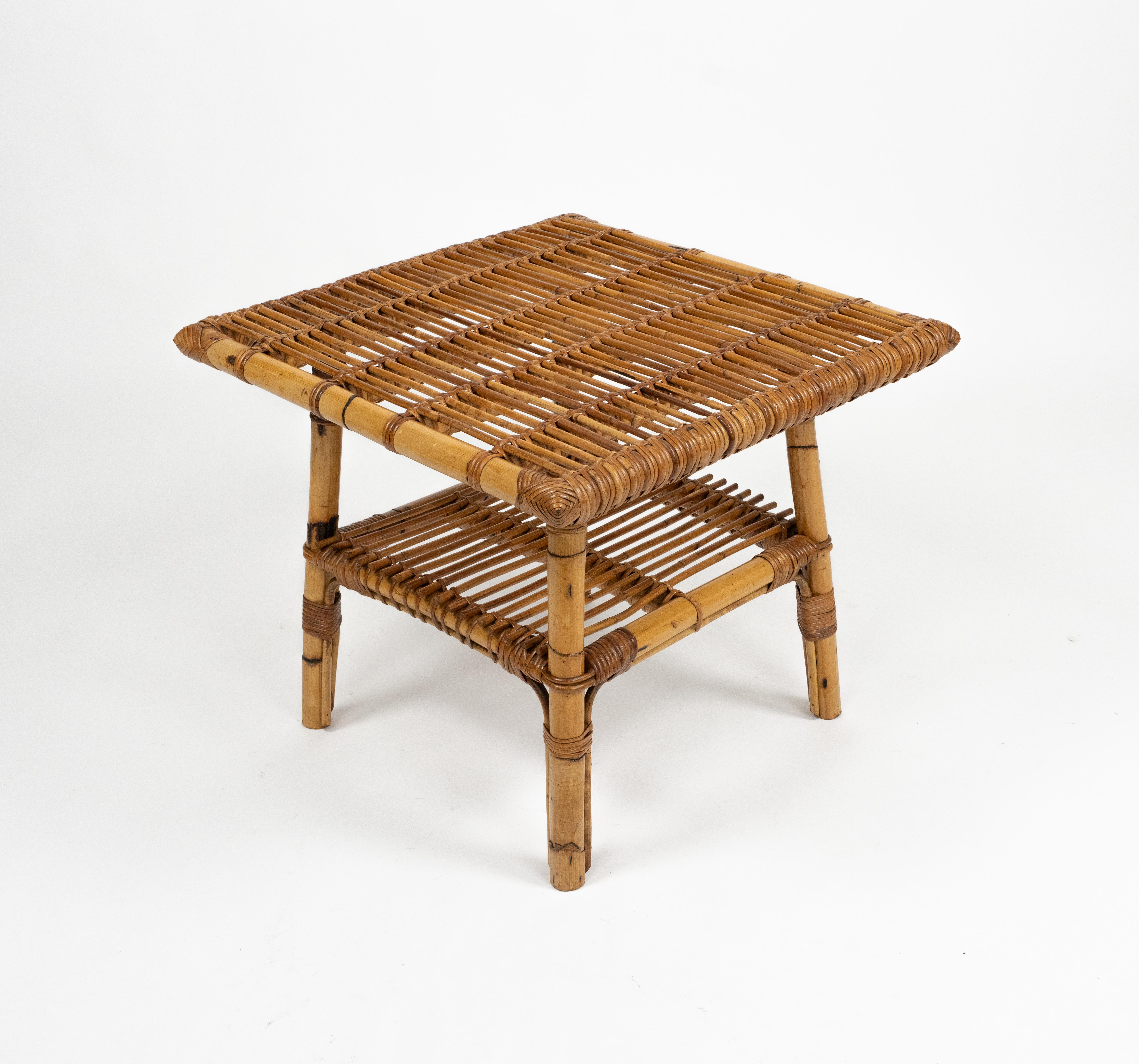 Rattan und Bambus aus der Mitte des Jahrhunderts Quadratischer Couchtisch auf zwei Ebenen, Italien 1960er (Handgefertigt) im Angebot
