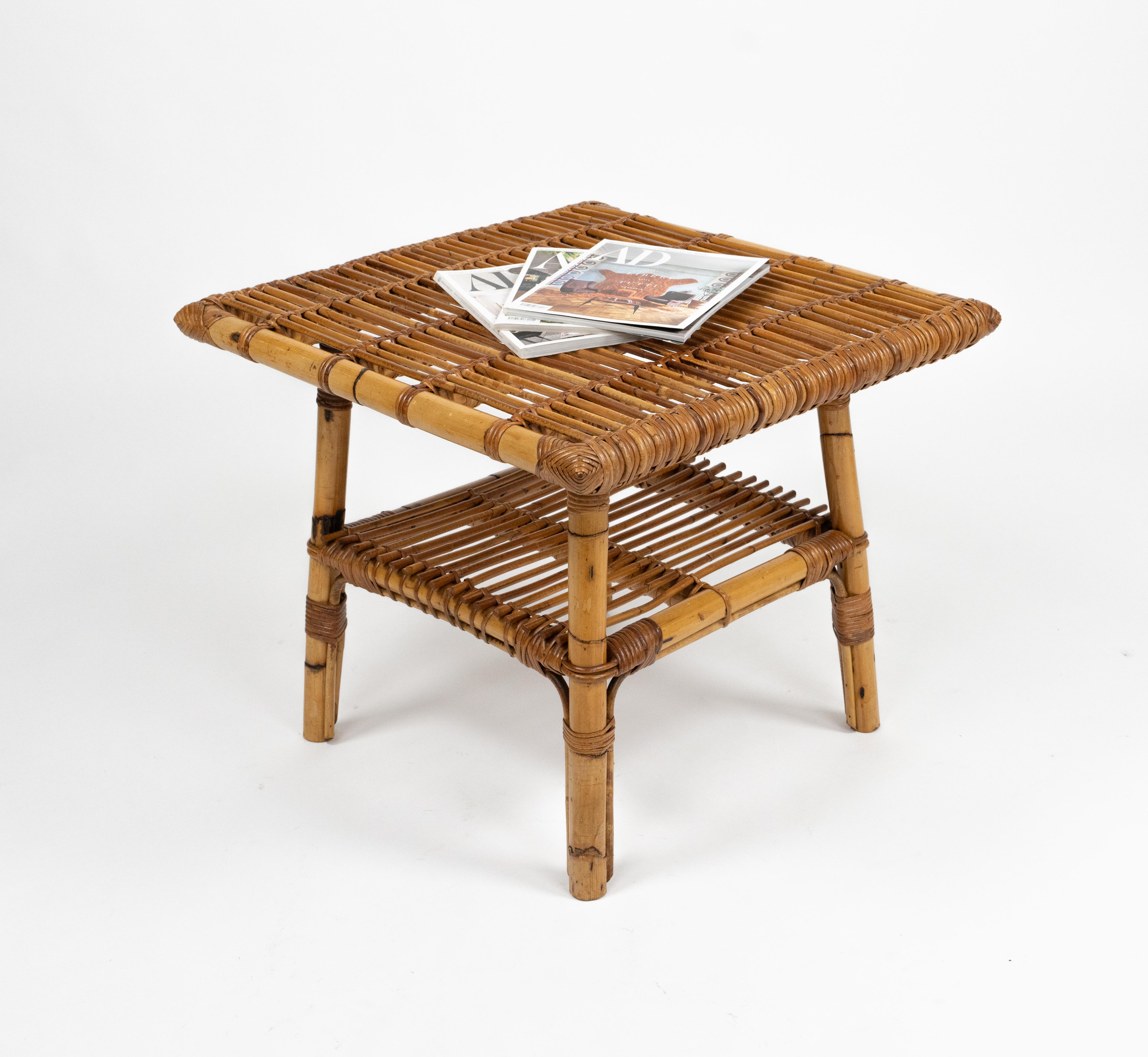 Rattan und Bambus aus der Mitte des Jahrhunderts Quadratischer Couchtisch auf zwei Ebenen, Italien 1960er (Mitte des 20. Jahrhunderts) im Angebot