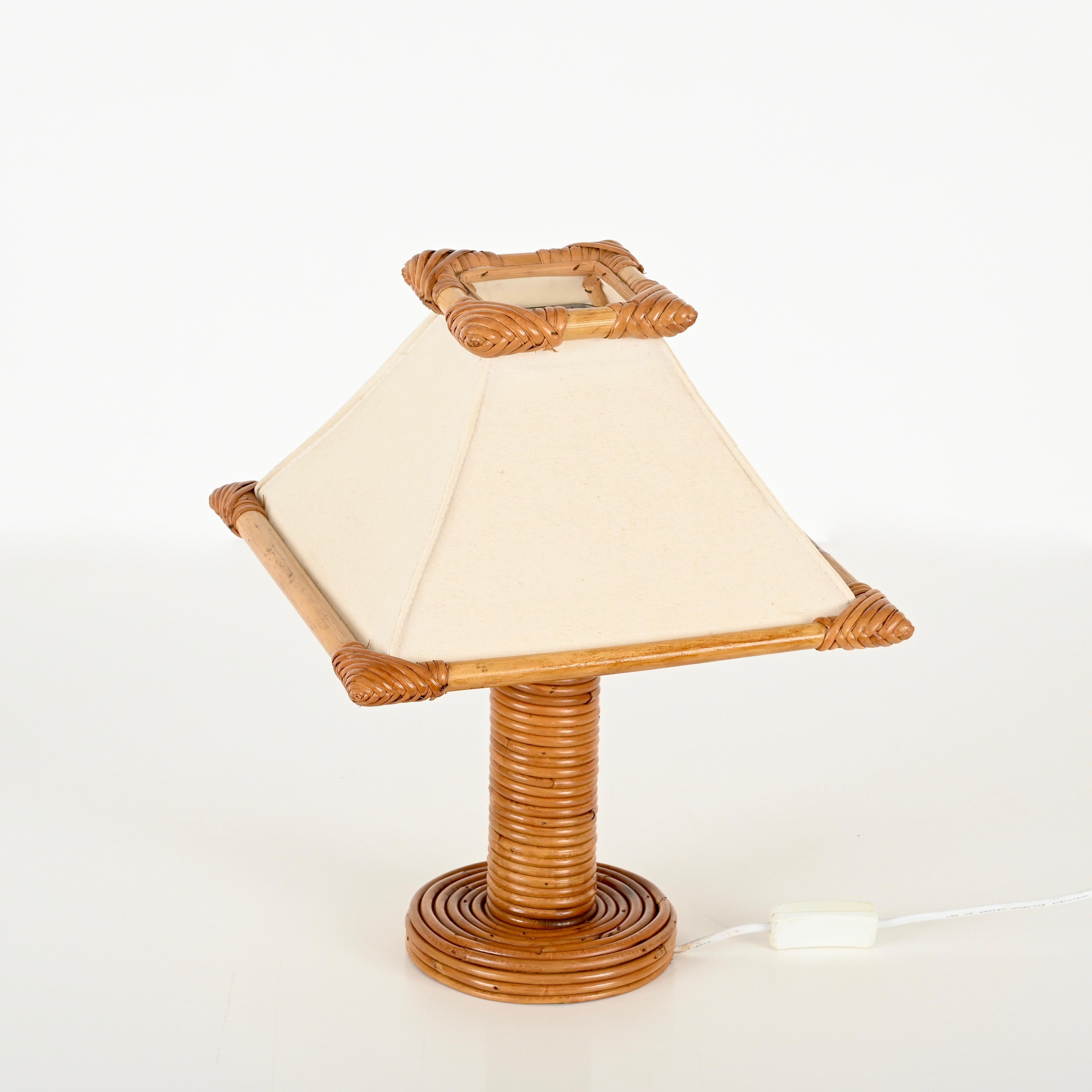 Lámpara de mesa de ratán y bambú de mediados de siglo según Louis Sognot, Francia Años 60 en venta 2