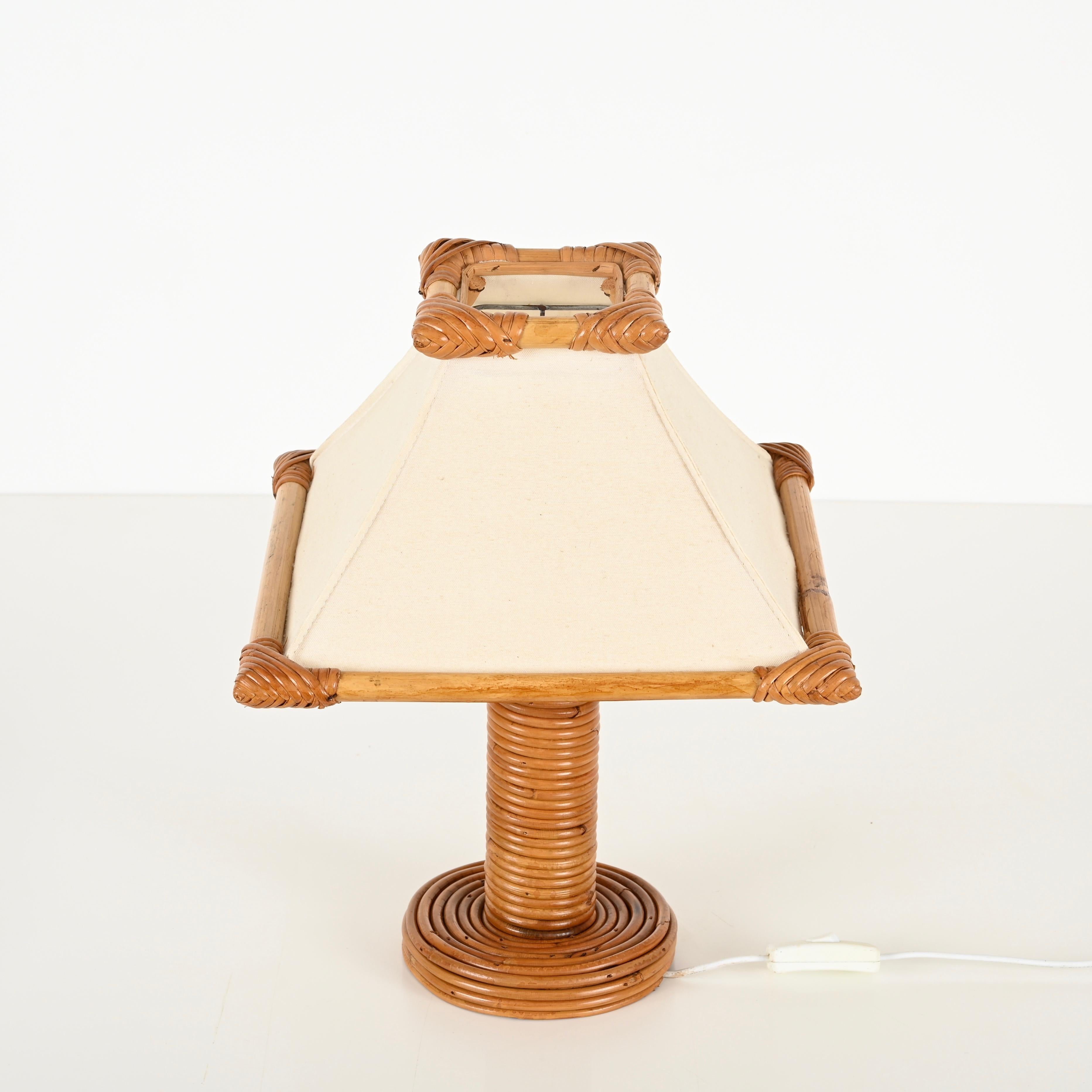 Lámpara de mesa de ratán y bambú de mediados de siglo según Louis Sognot, Francia Años 60 en venta 4